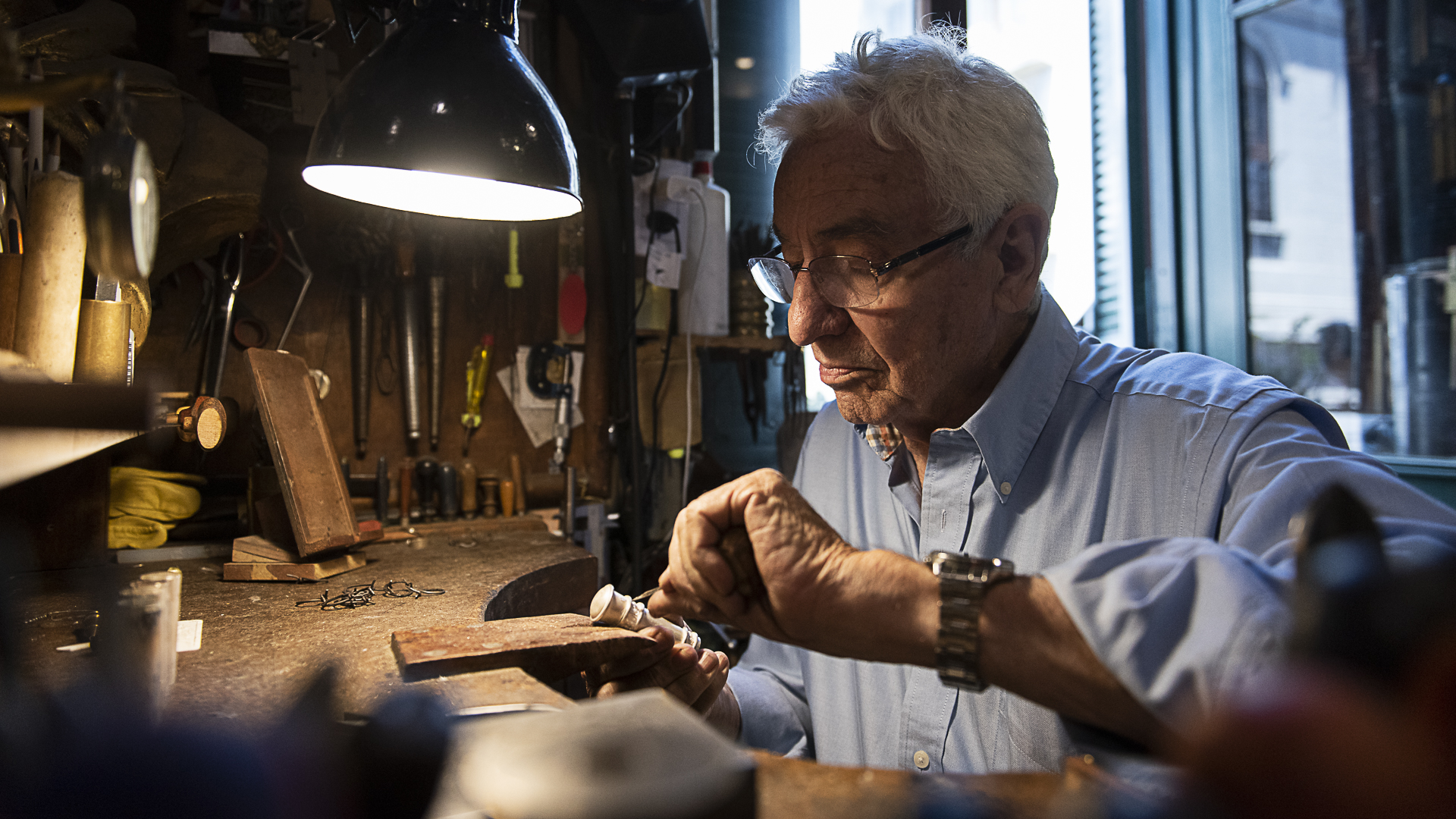 Empezó a trabajar como un juego y se convirtió en el mejor en lo suyo: Juan  Carlos Pallarols, el orfebre que brilla en el mundo - Infobae