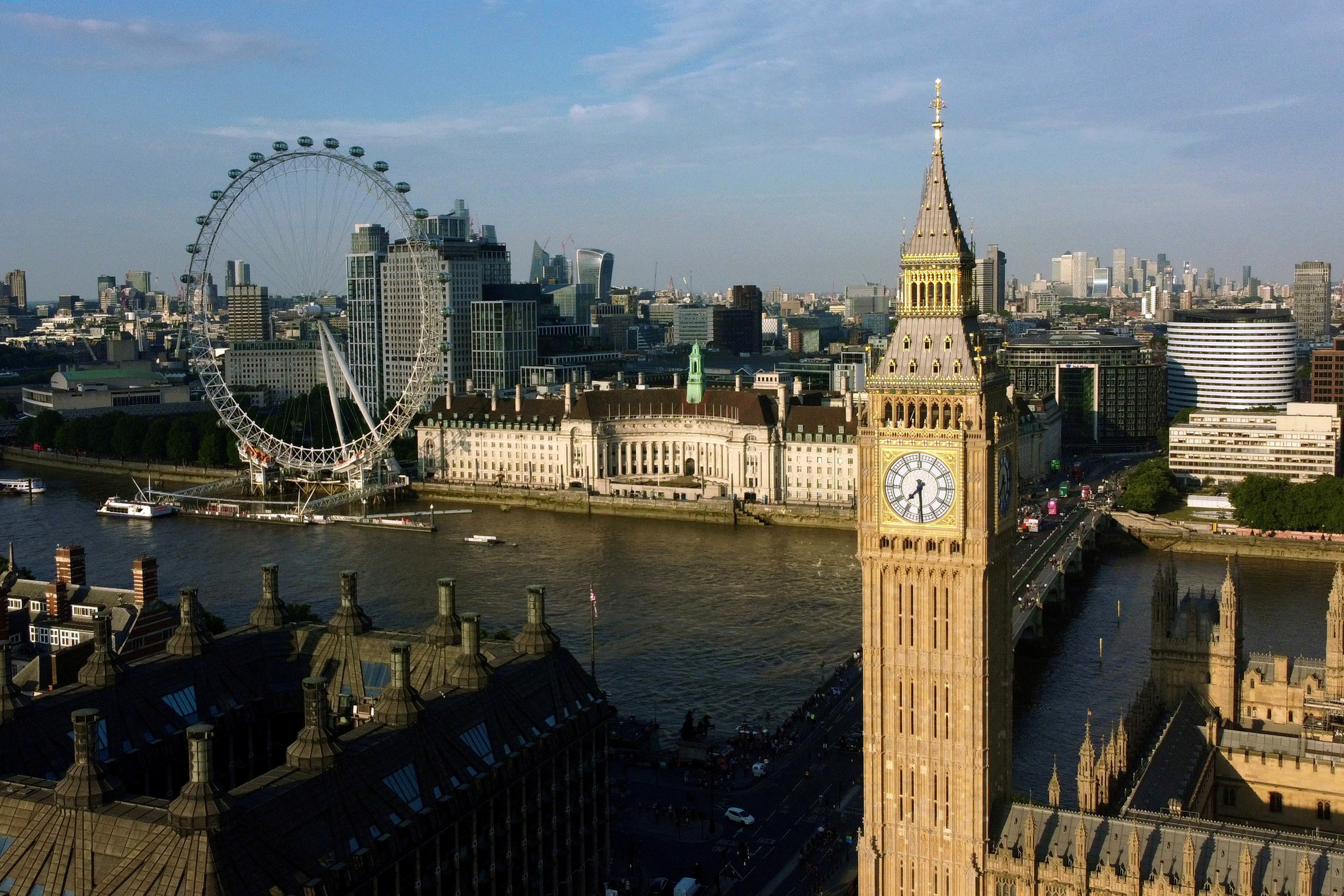 Archivio Fotografico - Il Big Ben e il London Eye, alcune delle principali attrazioni turistiche di Londra, in Inghilterra.  Fotografia: Yann Tessier/Reuters