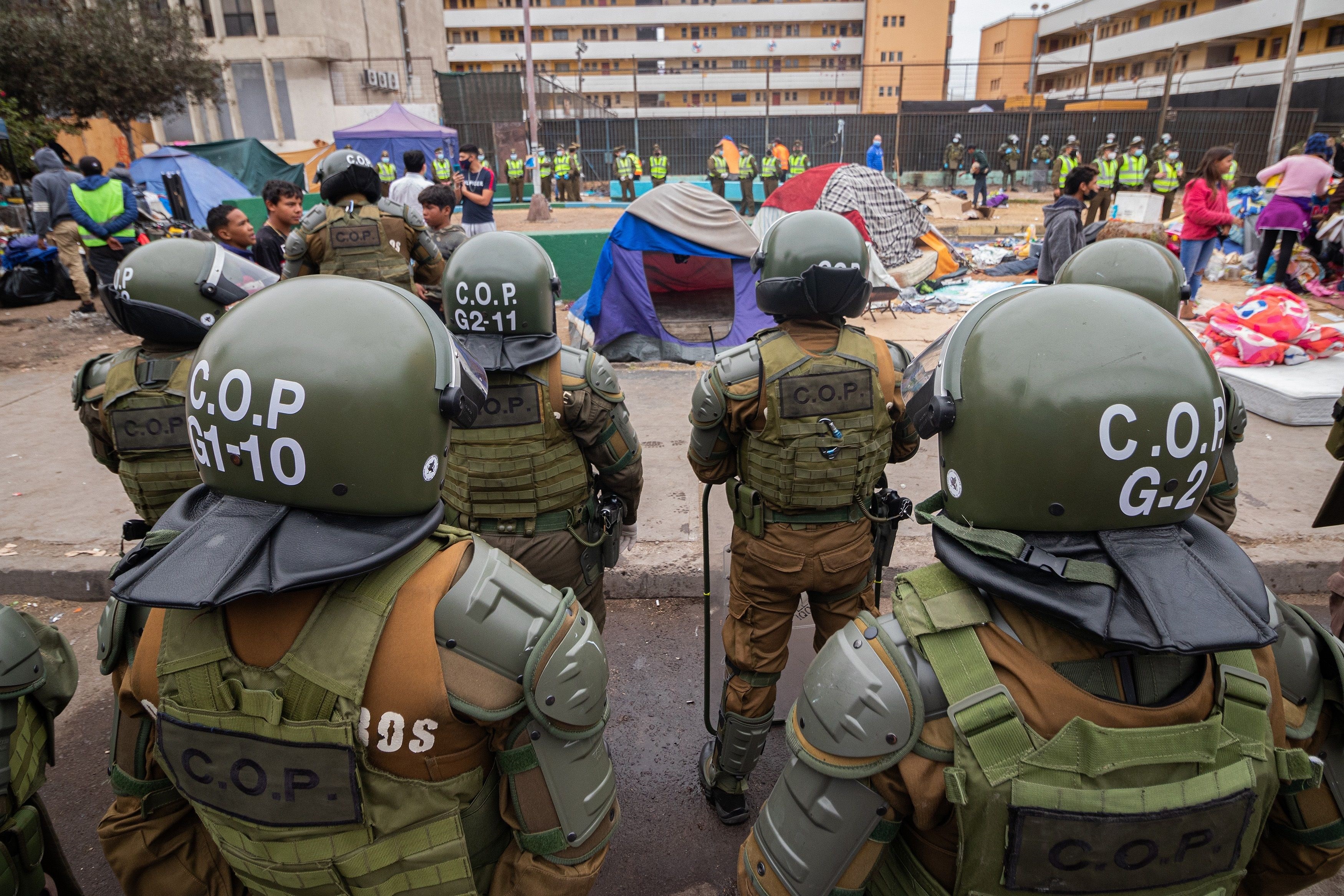 Carabineros desalojan a migrantes que acampan en la plaza Brasil en la ciudad de Iquique, ubicada a unos 1700 kilometros al norte de Santiago (Chile). EFE/Lucas Aguayo
