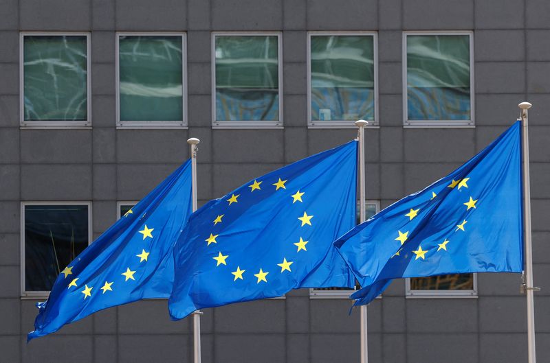 Banderas de la Unión Europea fuera de las centrales de la Comisión Europea en Bruselas. Los 27 líderes del bloque debatirán la candidatura de Ucrania y Moldavia, aunque con diferencia entre los socios.