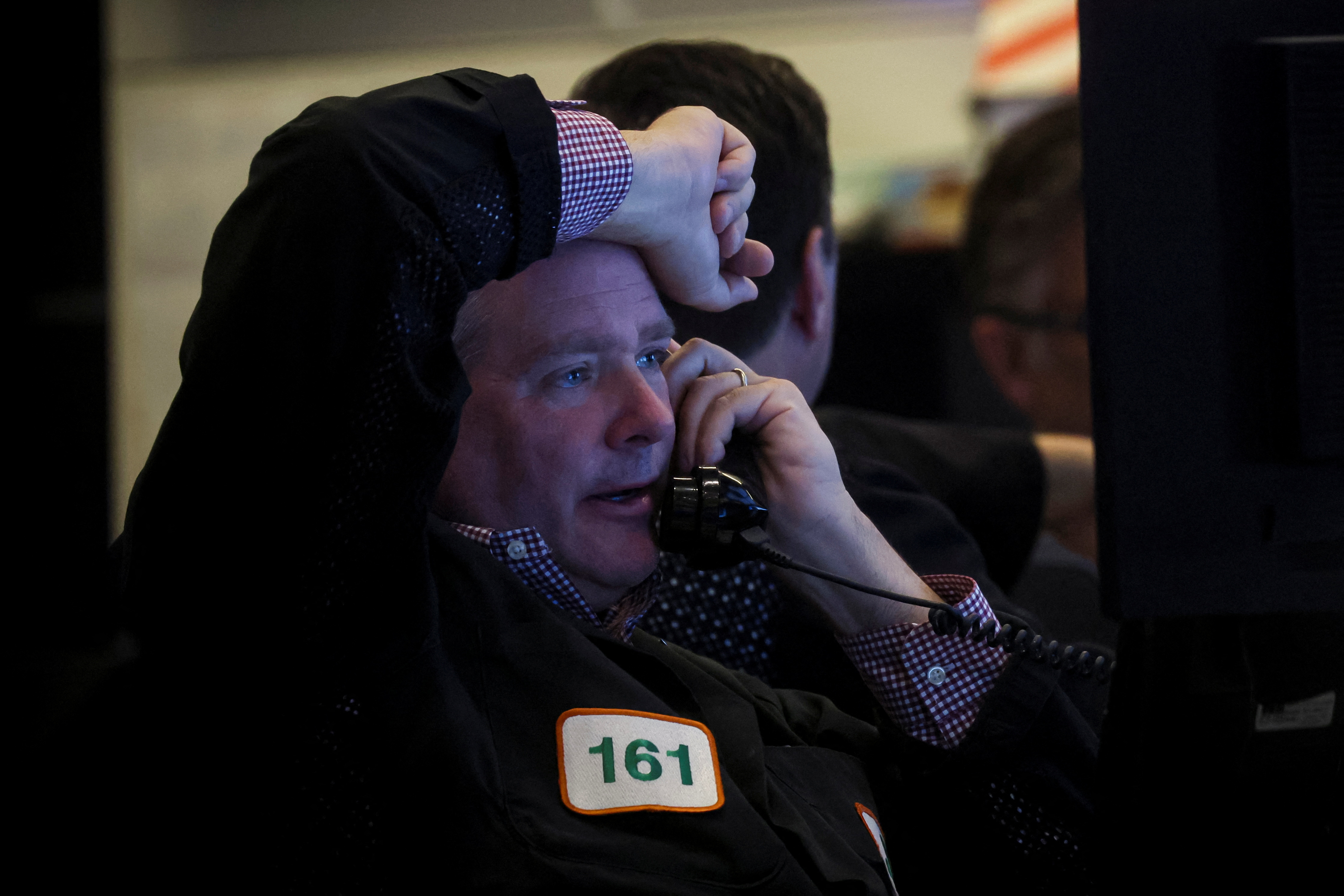 Un hombre trabaja en la Bolsa de Valores (REUTERS/Brendan McDermid)