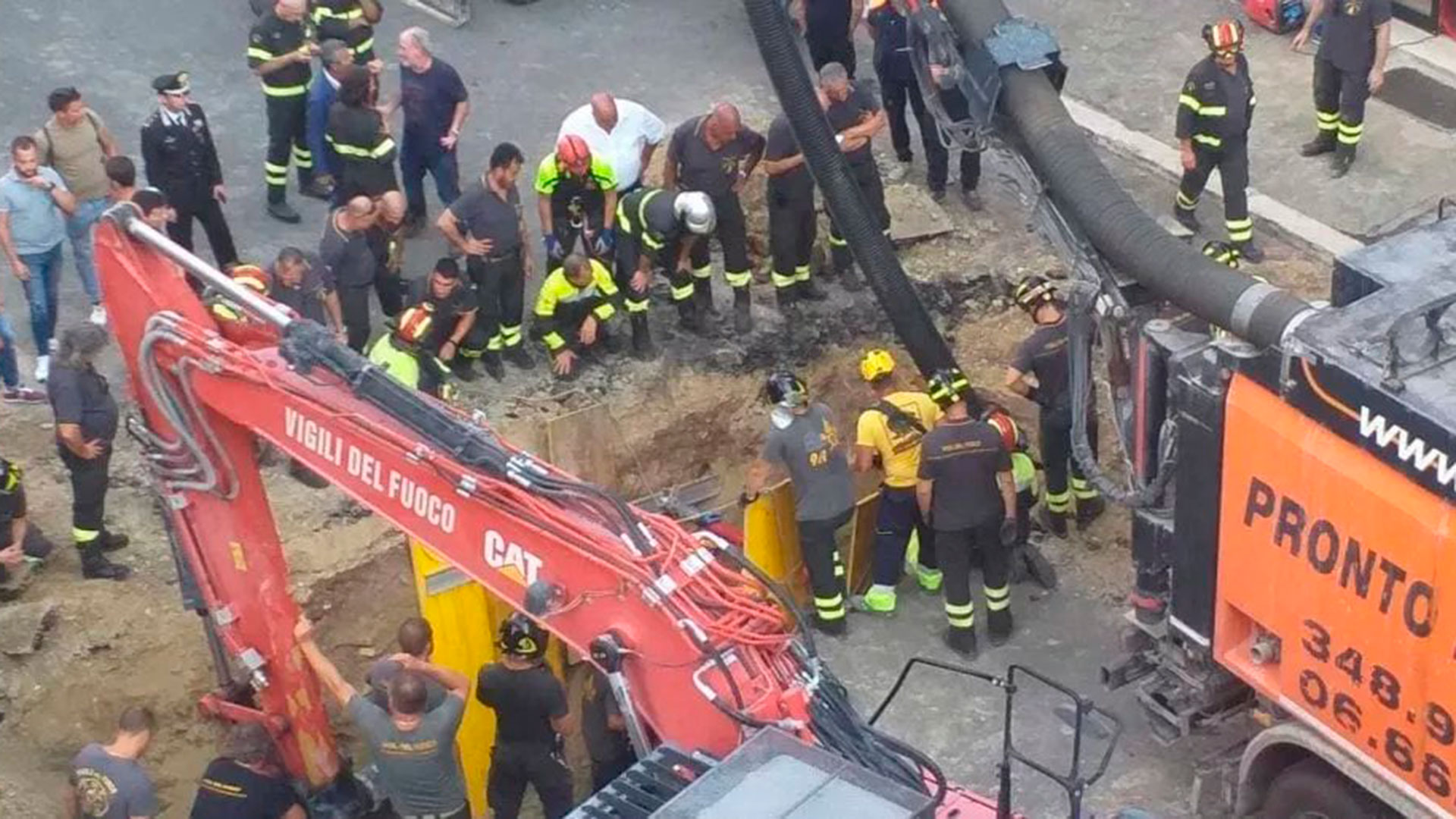 Rescatistas trabajan en el lugar en donde un hombre quedó sepultado haciendo un pozo, en Roma