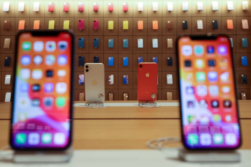 Foto de archivo de iPhones en una tienda de Apple en Marina Bay (Foto: REUTERS/Edgar Su)