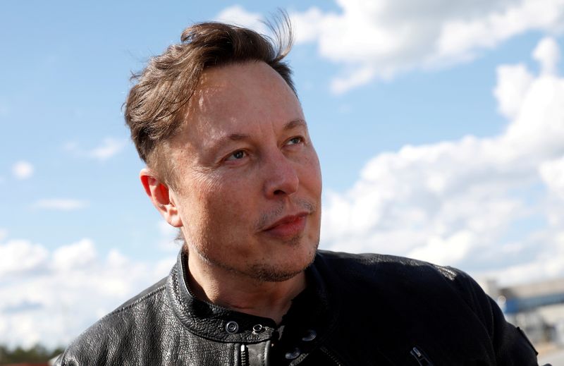 FOTO DE ARCHIVO: El fundador de SpaceX y CEO de Tesla, Elon Musk, visita el sitio de construcción de la gigafábrica de Tesla en Gruenheide, cerca de Berlín, Alemania, 17 de mayo de 2021. REUTERS/Michele Tantussi