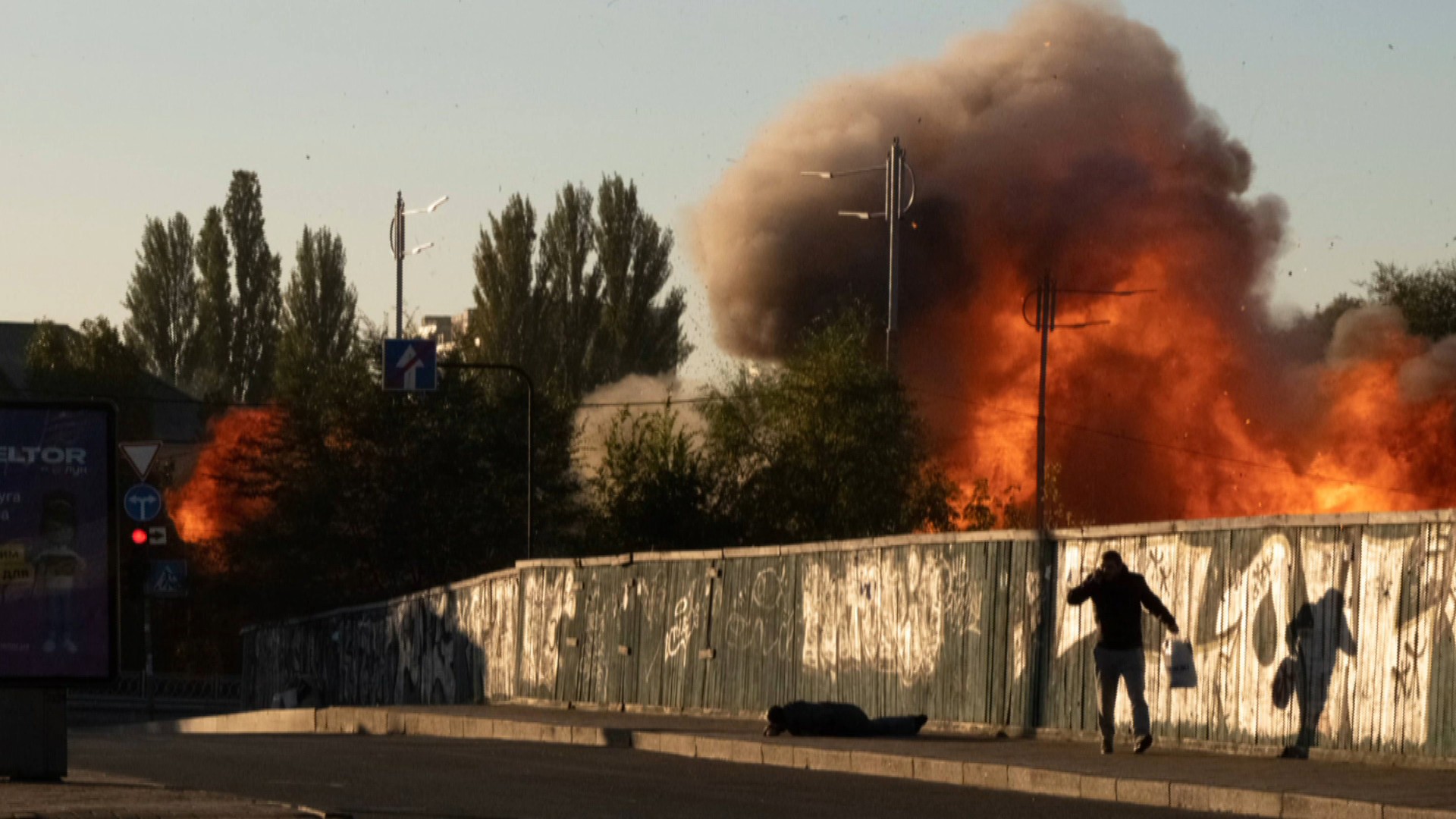Ataque de Rusia con "drones suicidas" de fabricación iraní contra un edificio de viviendas en Kiev. Un grupo de oficiales de la Guardia Revolucionaria Islámica de Irán se encuentra en Crime asesorando a los rusos en el uso de estas armas. (Dylan Collins/AFP)