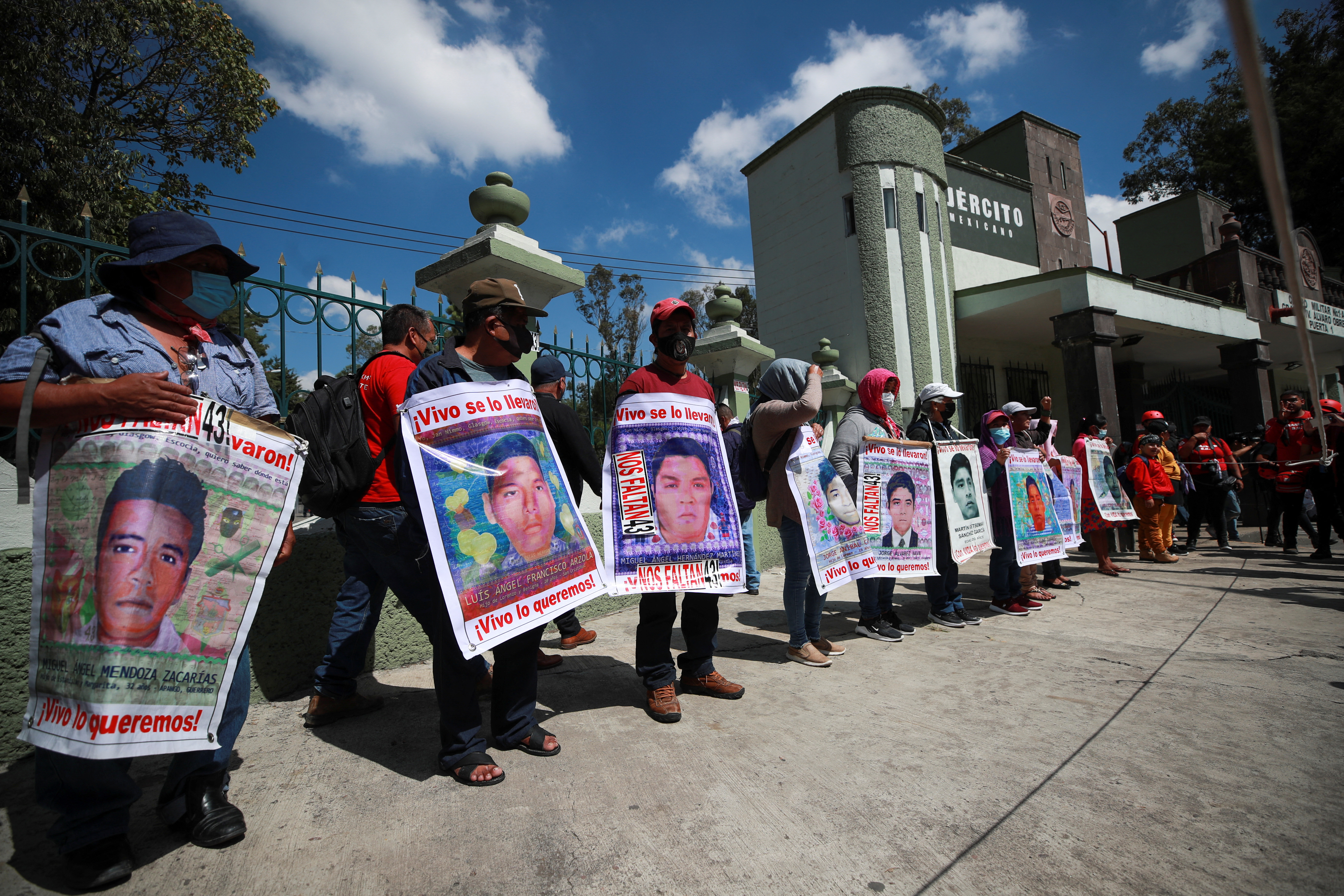 La protesta forma parte de lo que los familiares de los estudiantes desaparecidos han denominado Jornada Nacional de Lucha ante la Deuda de Justicia del Estado en el Caso Ayotzinapa. REUTERS/Henry Romero
