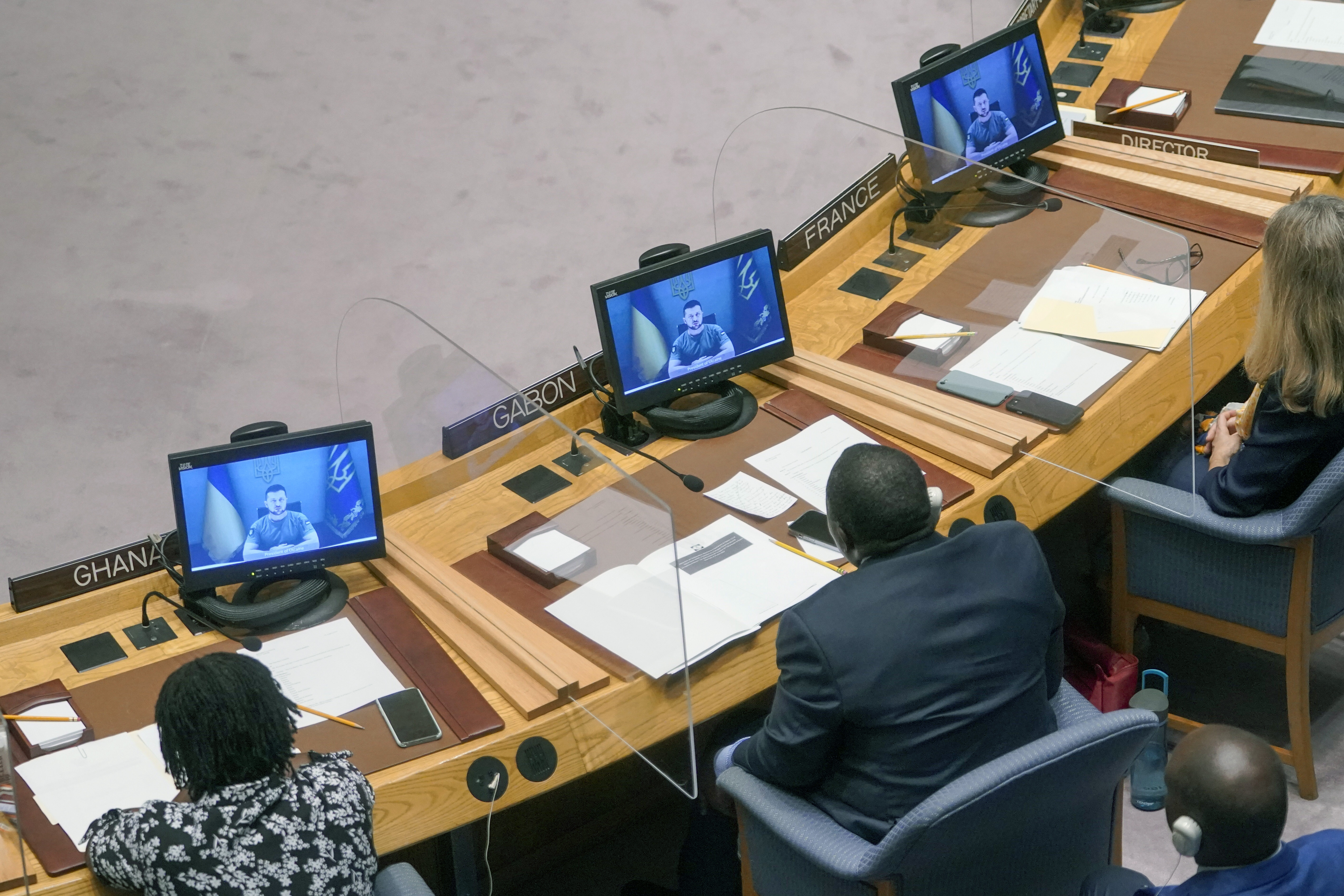 ARCHIVO - El presidente de Ucrania, Volodymyr Zelenskyy, se dirige al Consejo de Seguridad a través de un enlace de video durante una reunión sobre amenazas a la paz y la seguridad internacionales, el 24 de agosto de 2022, en la sede de las Naciones Unidas. (Foto AP/Mary Altaffer, archivo)

