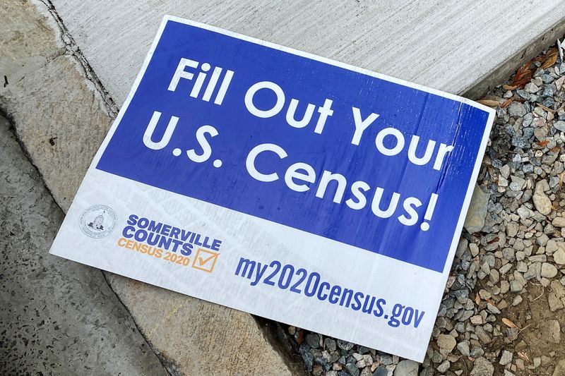 Un cartel animando a participar en la campaña del censo de Estados Unidos en una acera de Somerville, estado de Massachusetts, EEUU, el 4 de agosto de 2020. REUTERS/Brian Snyder