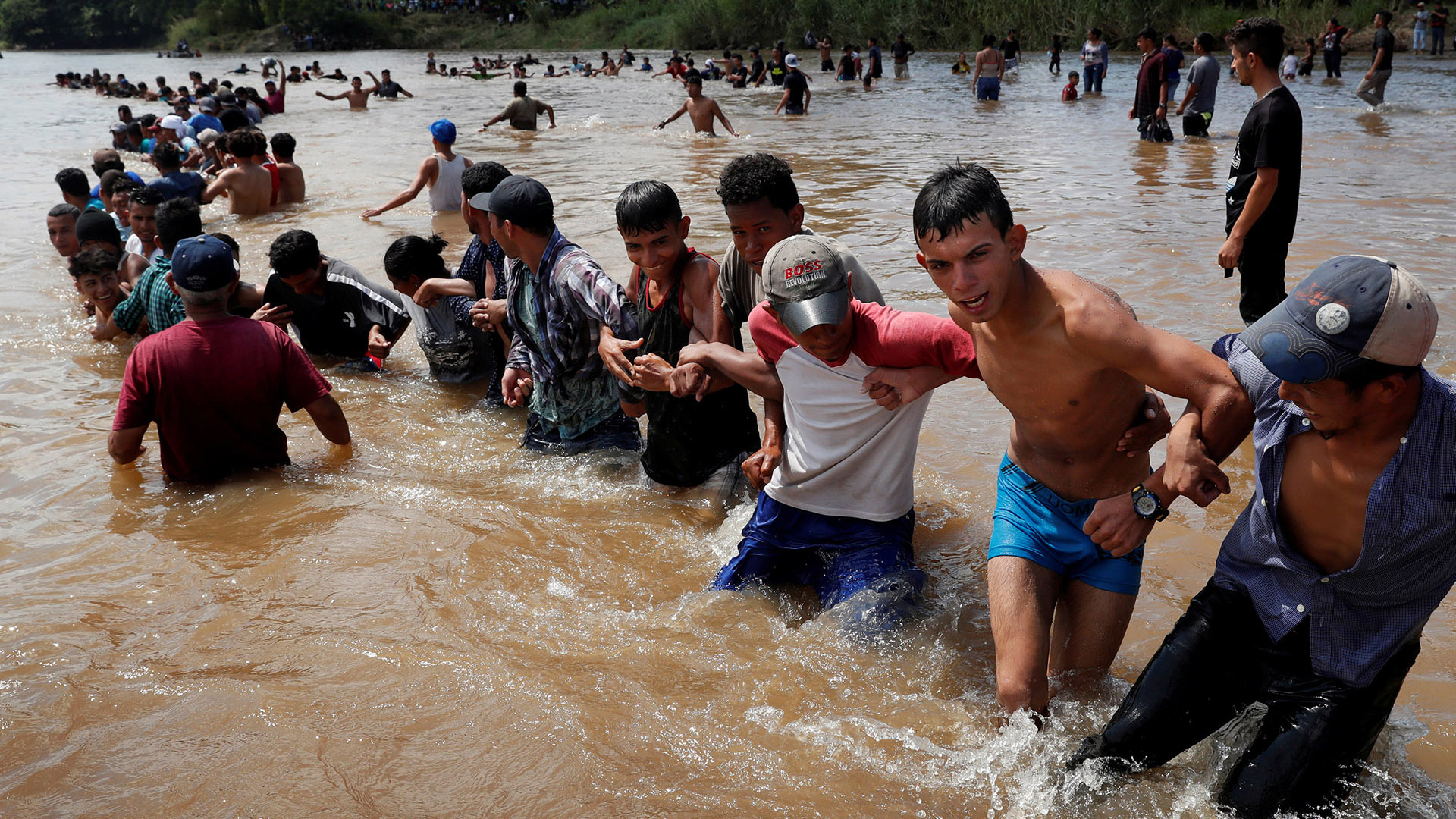Inmigrantes intentando llegar a la frontera sur de Estados Unidos a buscar asilo (Foto: REUTERS)