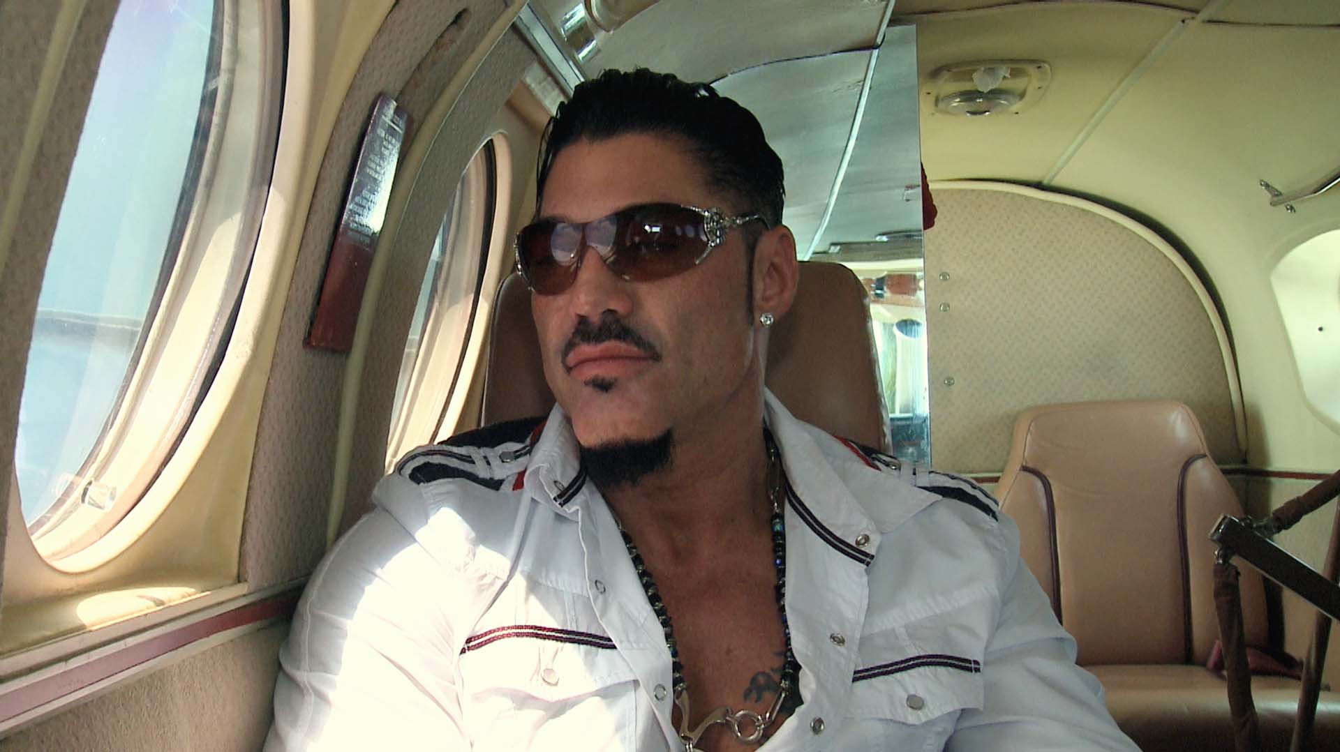 Impactante accidente en Córdoba: una moto embistió a un auto y los ocupantes salieron despedidos