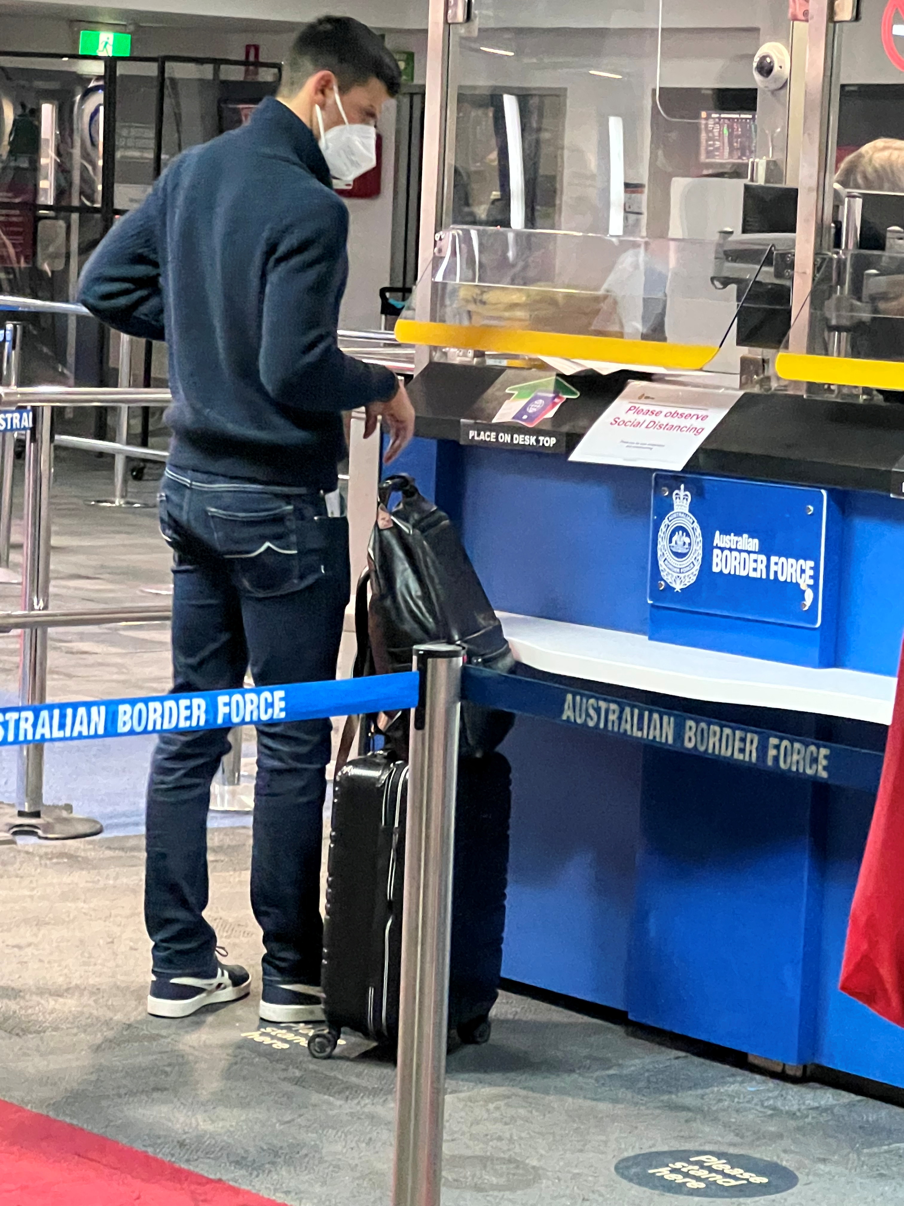 Novak Djokovic fue fotografiado en un stand de la Fuerza Fronteriza Australiana en el aeropuerto de Melbourne (Reuters)