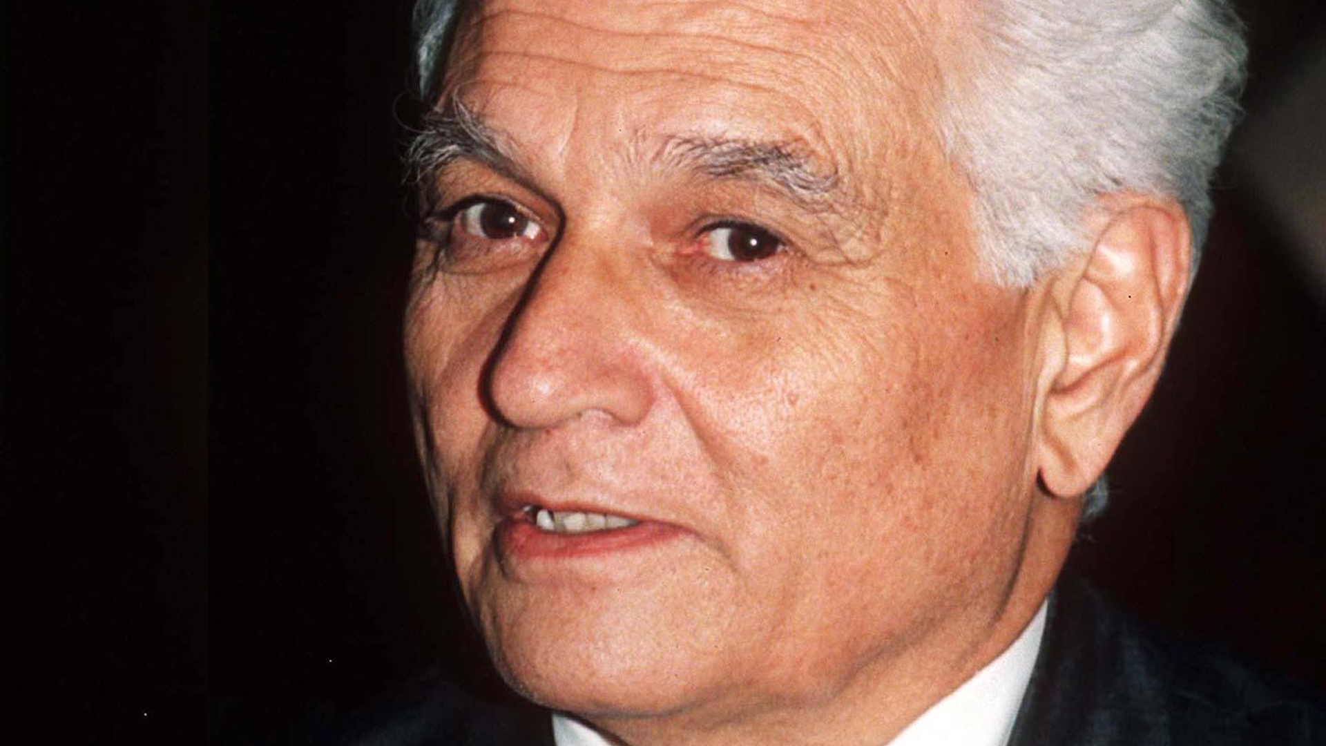 Jacques Derrida, filósofo franco- argelino: "La democracia es el único sistema en el que se tiene el derecho a criticarlo todo públicamente, incluida la idea de democracia"