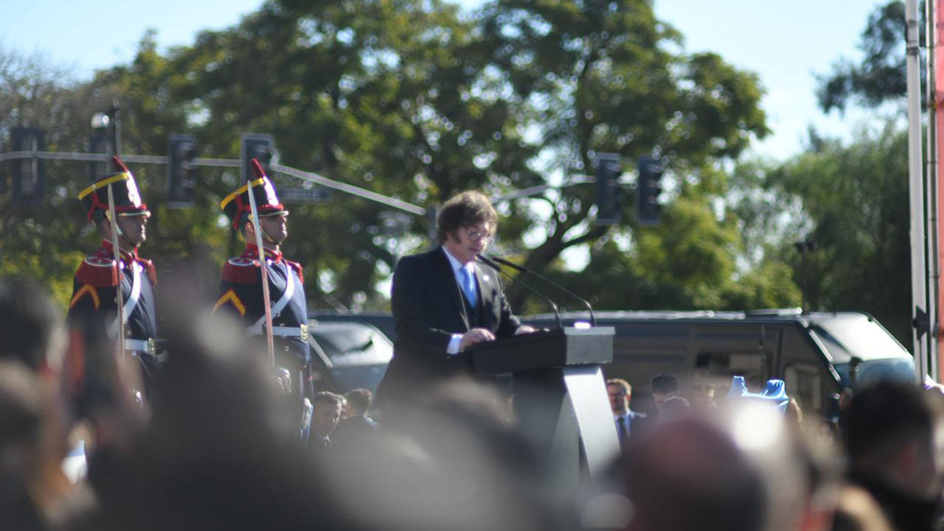 Lo que no se vio del acto en Rosario: los libros que Milei le pidi&oacute; a Pullaro, los gestos de Villarruel y el reencuentro de Bullrich con Adorni