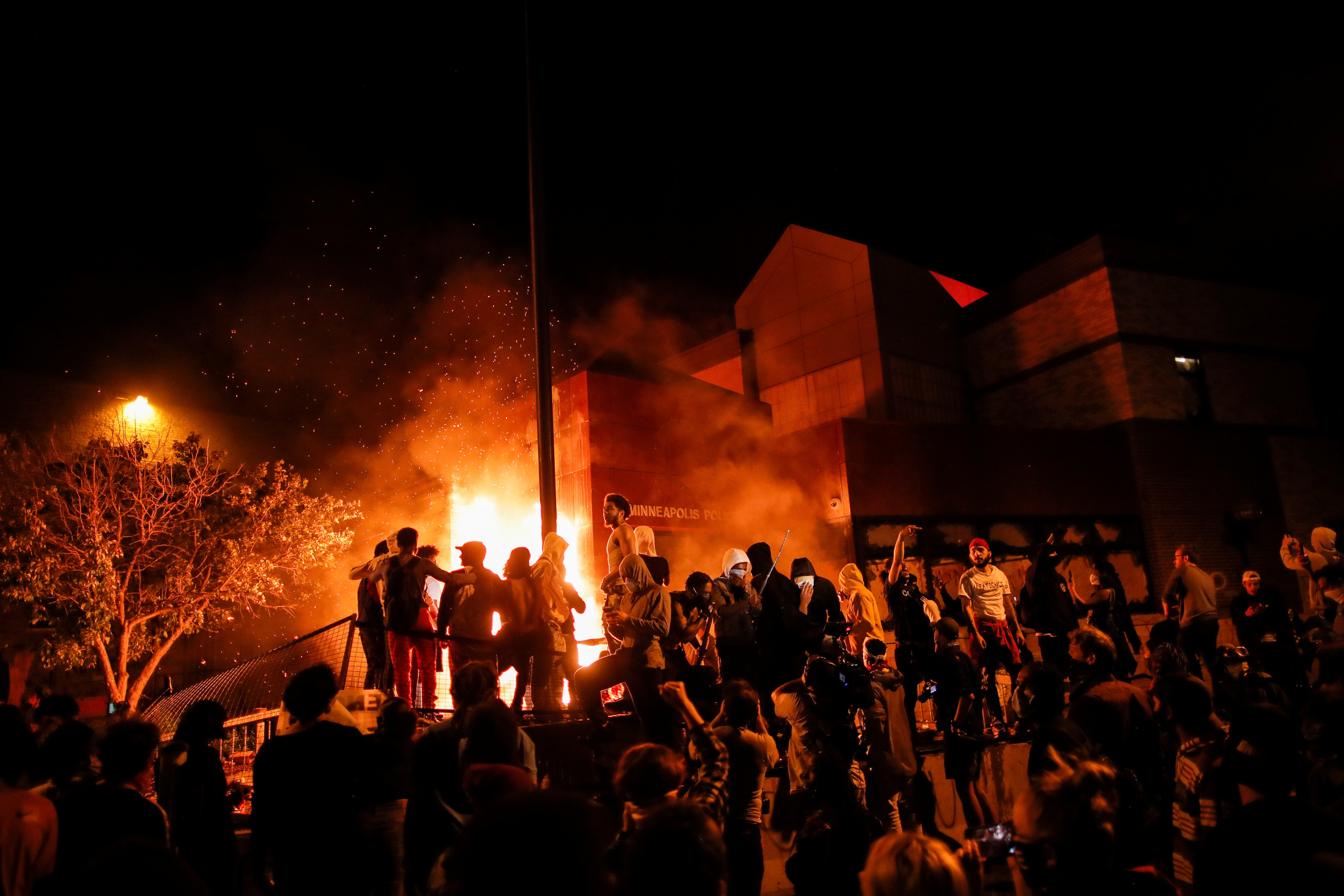 Un grupo nutrido de manifestantes atacaron la estación de policía (Reuters/ Carlos Barria)
