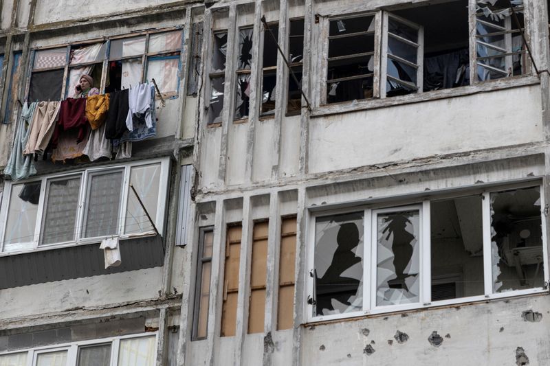 Le schegge di un missile russo abbattuto hanno distrutto due edifici privati ​​nel distretto Darnitsky di Kiev, secondo l'amministrazione municipale.  Anche un impianto industriale e un parco giochi per bambini sono stati danneggiati nei quartieri al di là del fiume Dnepr.  (Reuters)