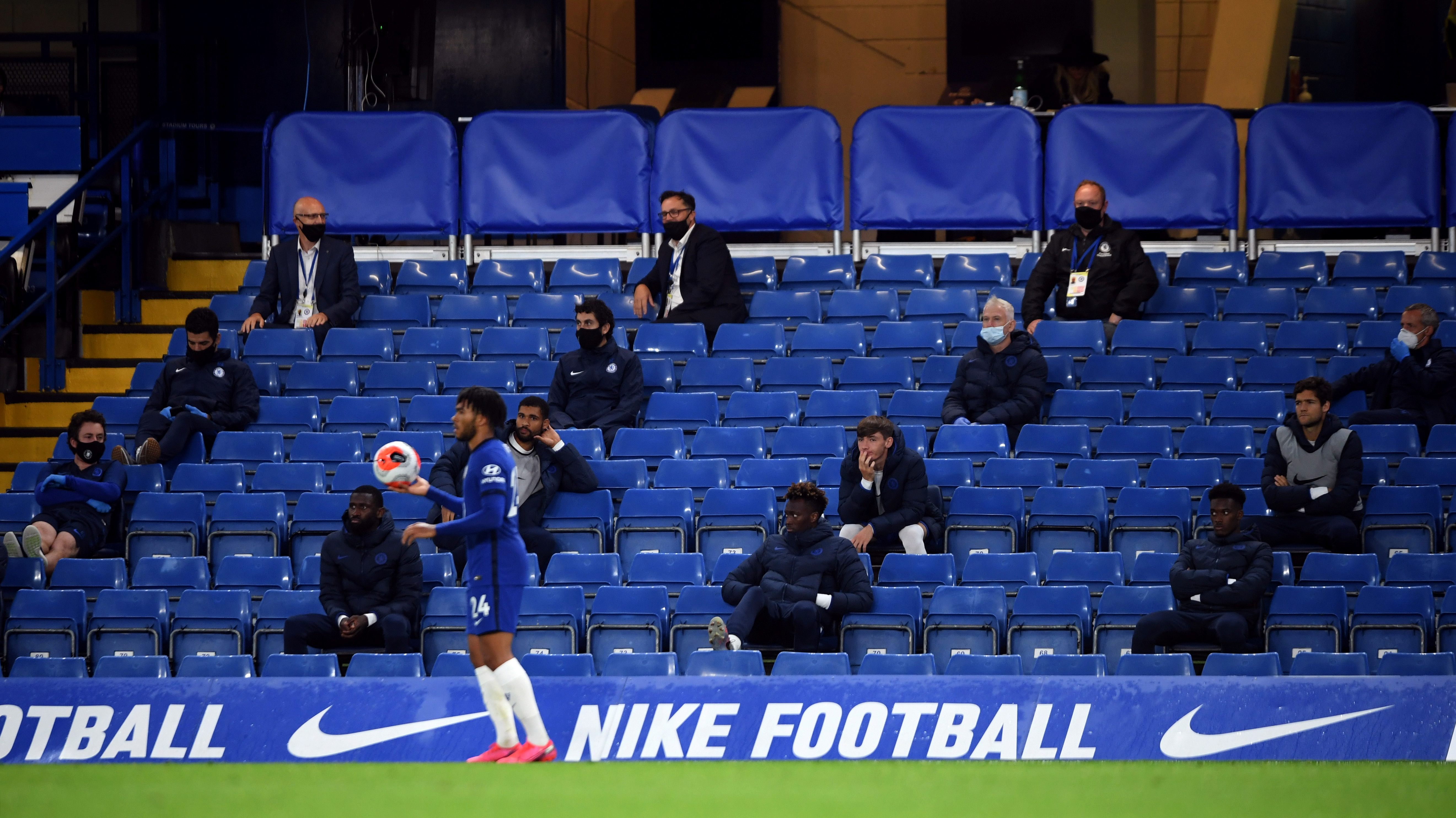 La nueva normalidad en el fútbol llegó al banco de suplentes con distanciamiento entre los sustitutos y tapabocas (Foto: Reuters)