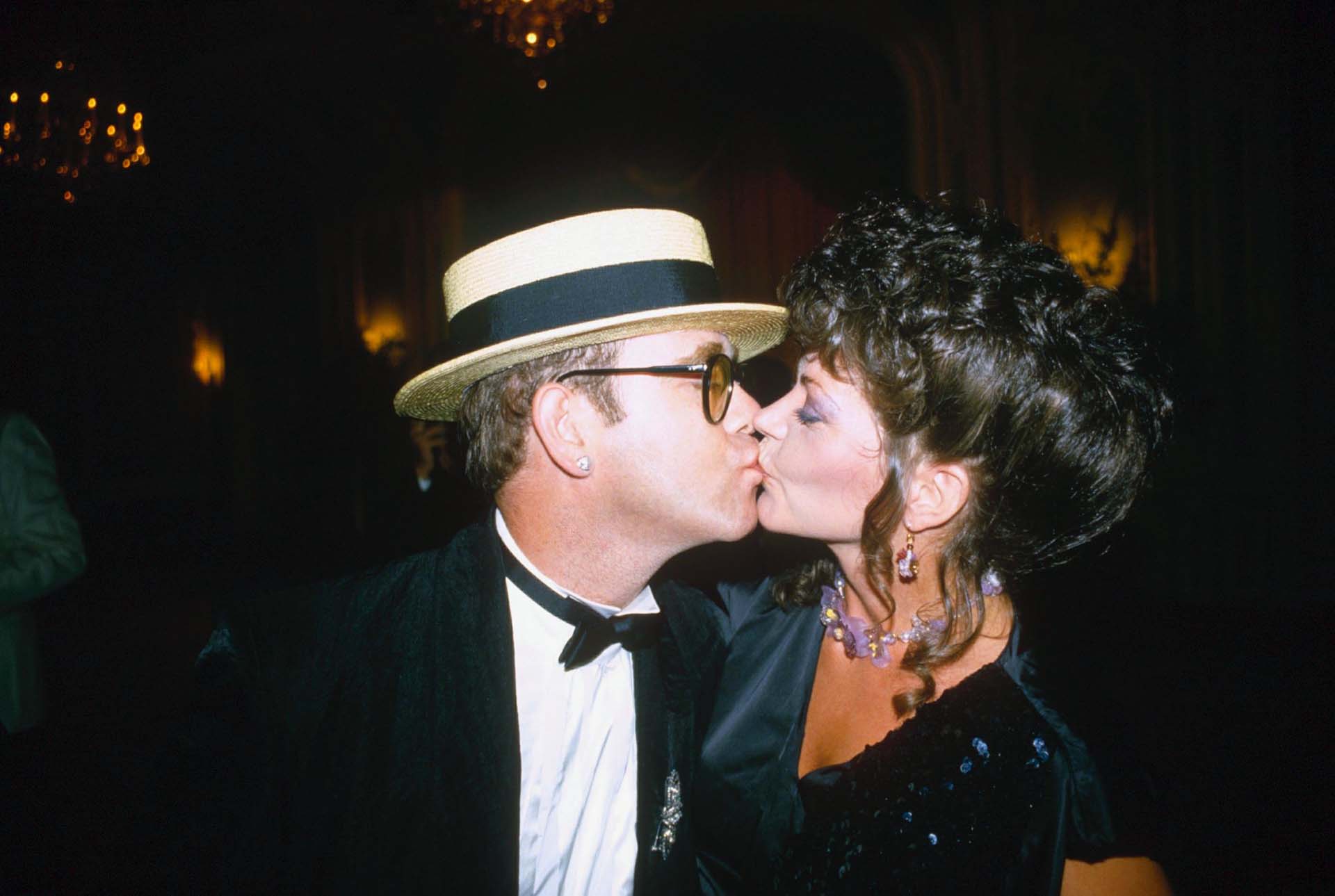 Elton John y su esposa Renata Blauel en una fiesta en 1984
