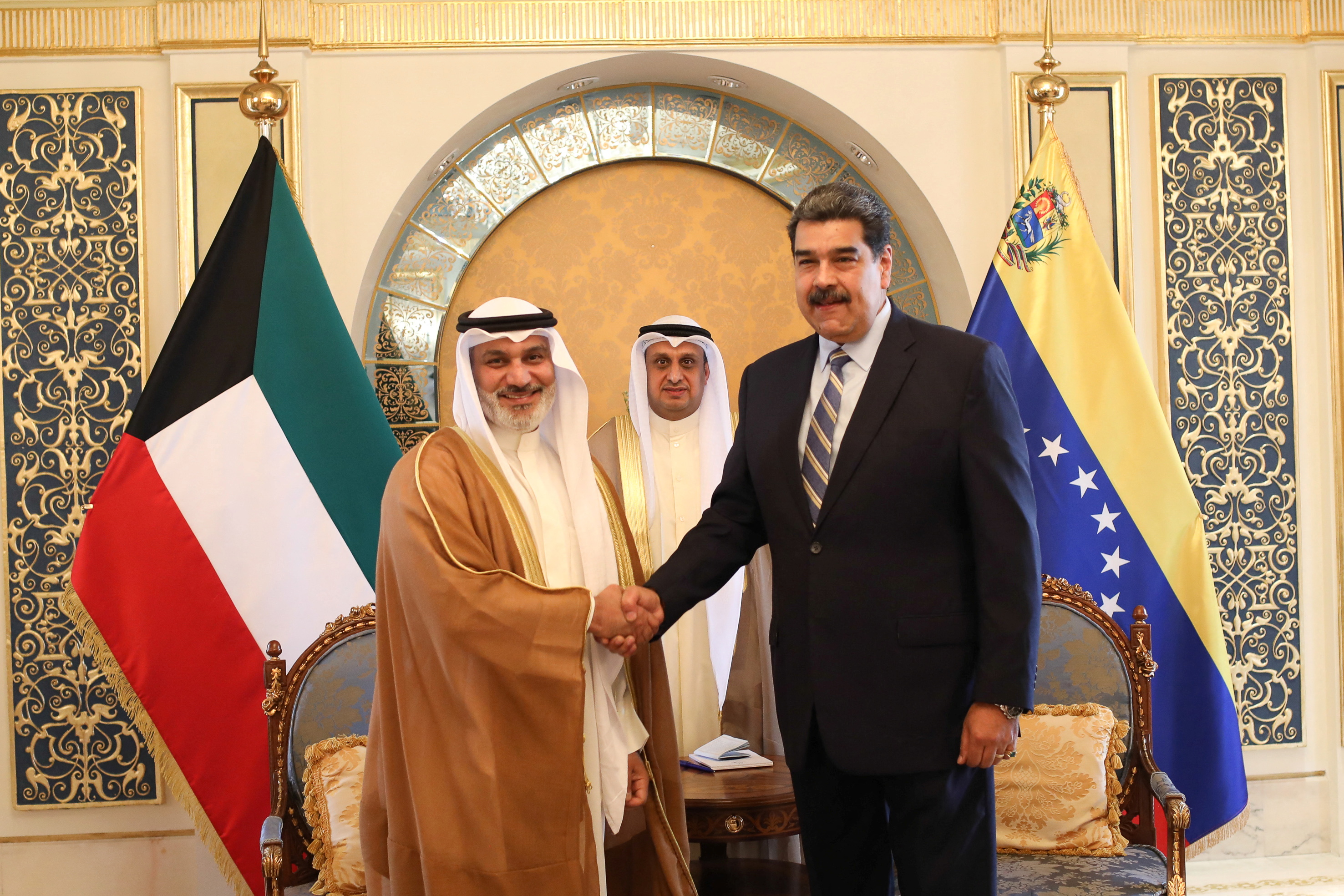 Maduro con el secretario general designado de la Organización de Países Exportadores de Petróleo (OPEP), el kuwaití Haitham al Ghais (Palacio de Miraflores/Handout via REUTERS)