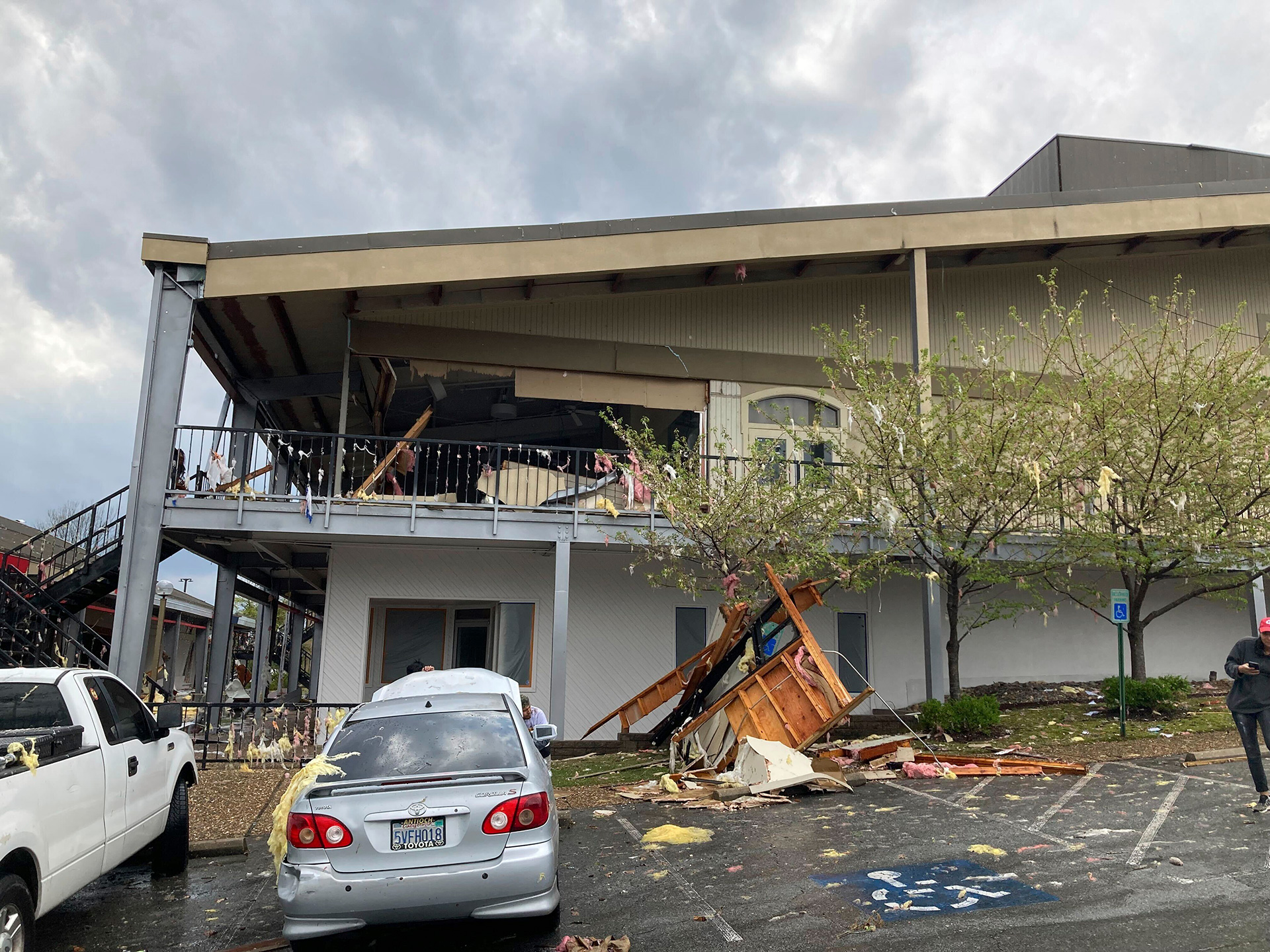 Un edificio resulta dañado tras el paso de una fuerte tormenta por Little Rock, Arkansas, el viernes 31 de marzo de 2023 (AP Photo/Andrew DeMillo)
