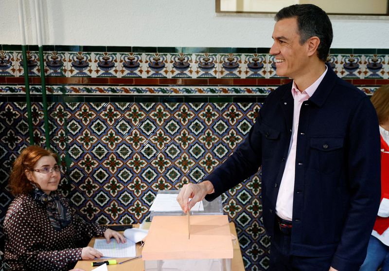 FOTO DE ARCHIVO. El presidente del Gobierno español, Pedro Sánchez, deposita su voto en un colegio electoral durante las elecciones regionales, en Madrid, España. 28 de mayo de 2023. REUTERS/Juan Medina