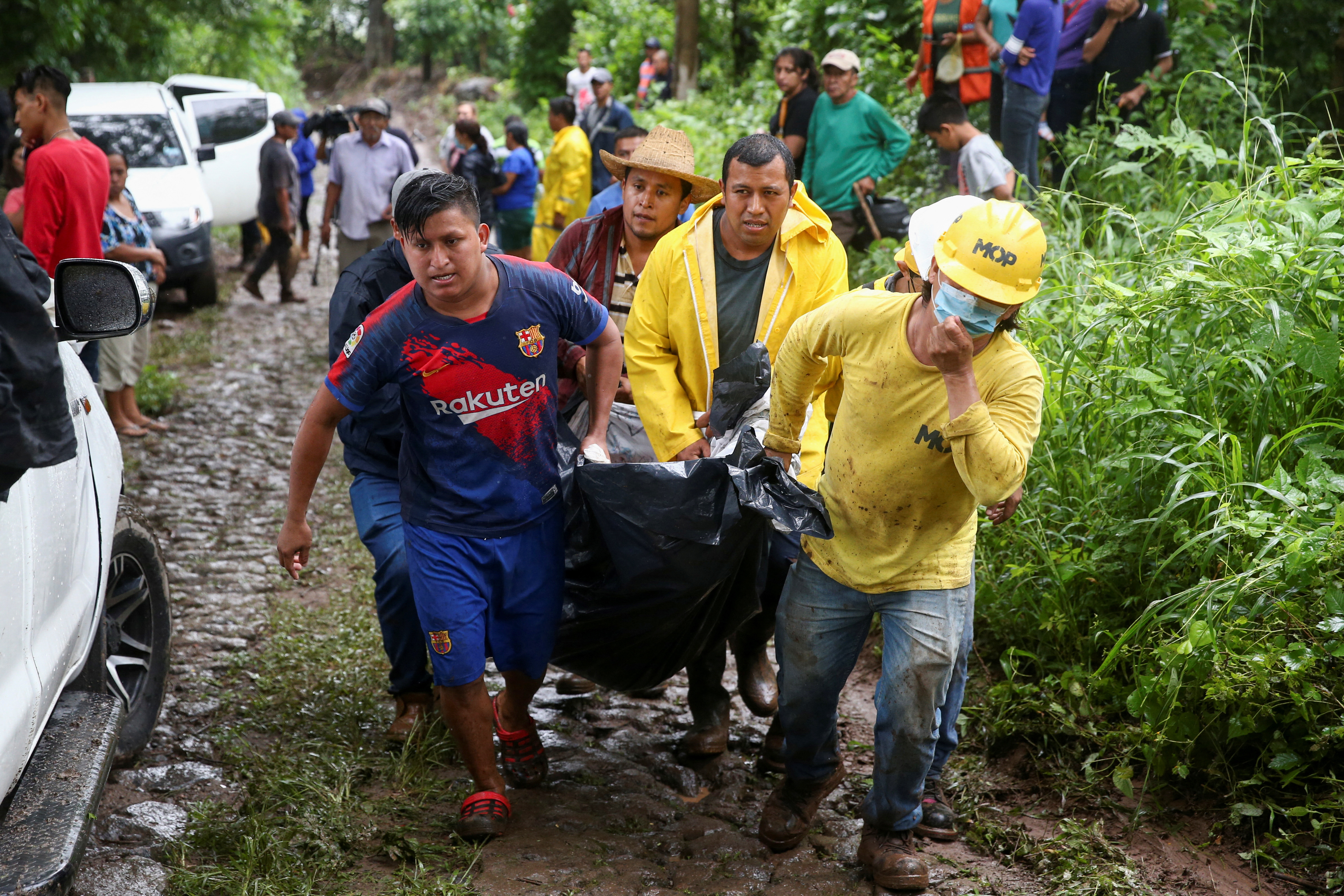 Los rescatistas retiran el cuerpo de una de las víctimas (REUTERS/Jose Cabezas)