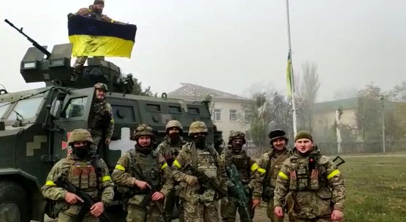 Soldados de las fuerzas del 131º Batallón de Reconocimiento Separado celebran la recaptura de la ciudad de Snihurivka, en la región de Mikoláiv, Ucrania (REUTERS)
