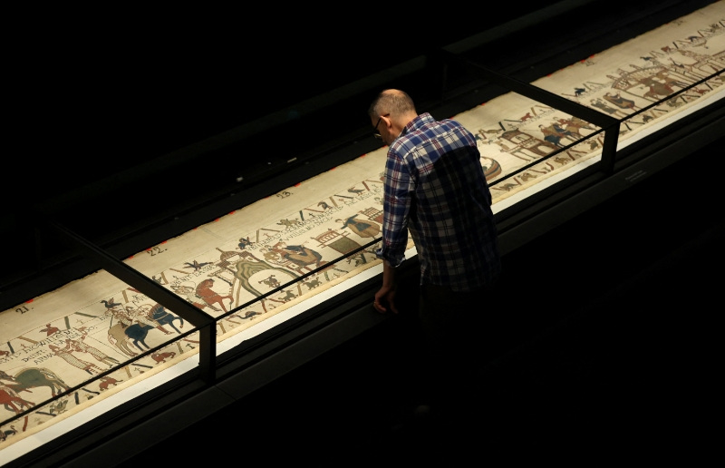 Espera de dos horas y entradas agotadas: la "fiebre" por el Tapiz de Bayeux desborda al Museo Británico, que anuncia ampliación de horarios