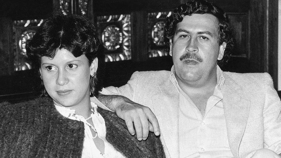 Victoria Eugenia Henao junto a Pablo Emilio Escobar. Ella siempre supo de las infidelidades y las amantes de su marido, pero eligió callar