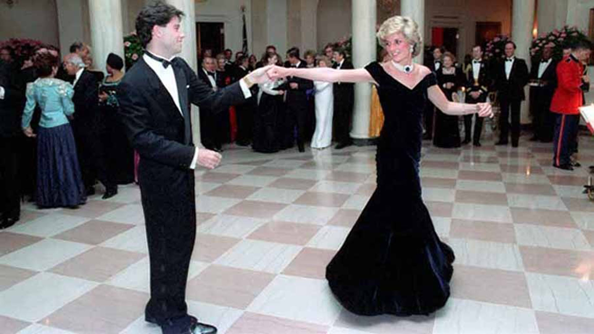 Diana fue quien solicitó en su lista de invitados a John Travolta, a quien admiraba en su adolescencia por "Fiebre de sábado por la noche" y "Grase" Foto: Everett/Shutterstock 
