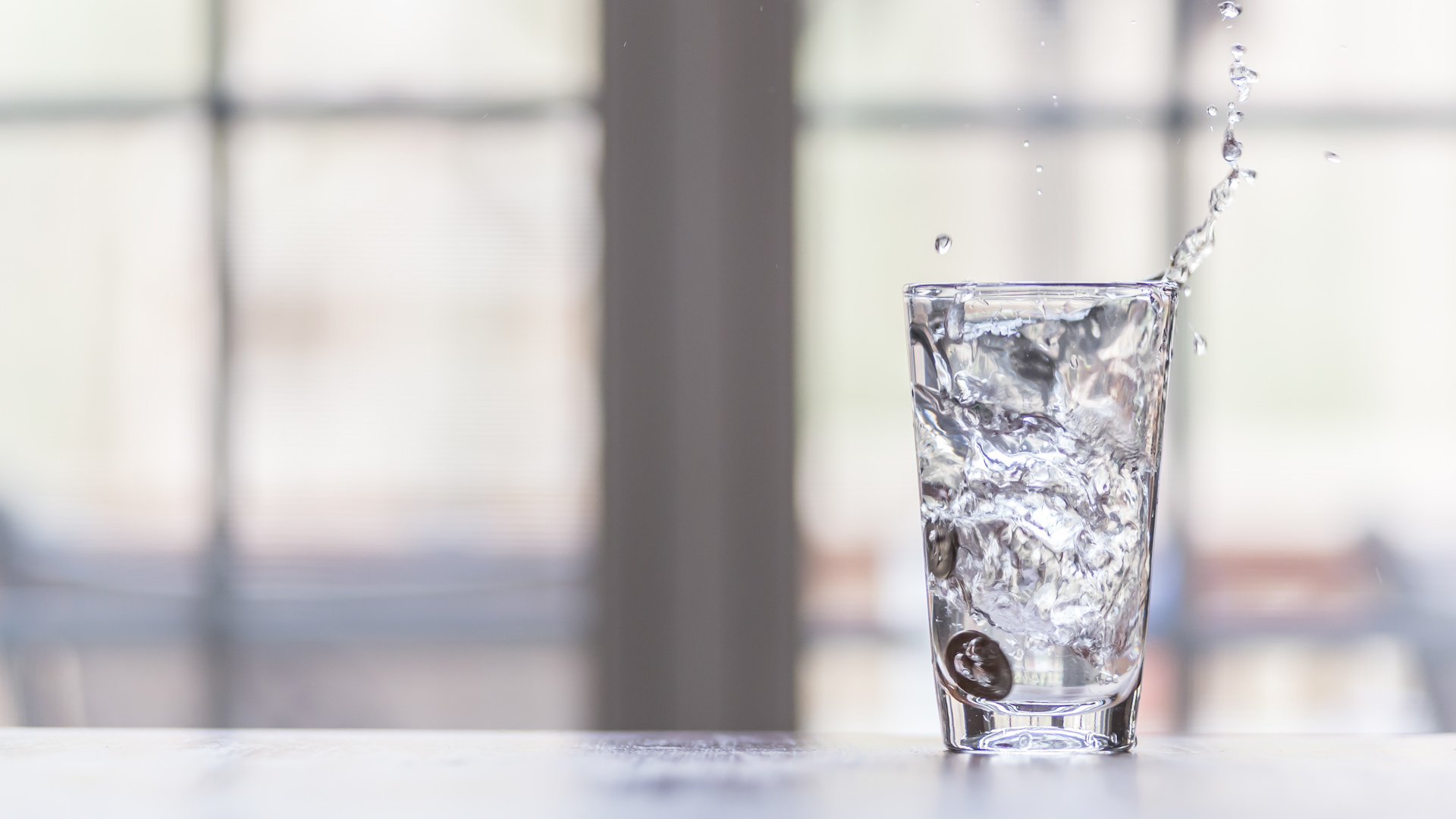 La cantidad de agua que los especialistas recomiendan beber por día oscila entre los dos y los tres litros (Getty)
