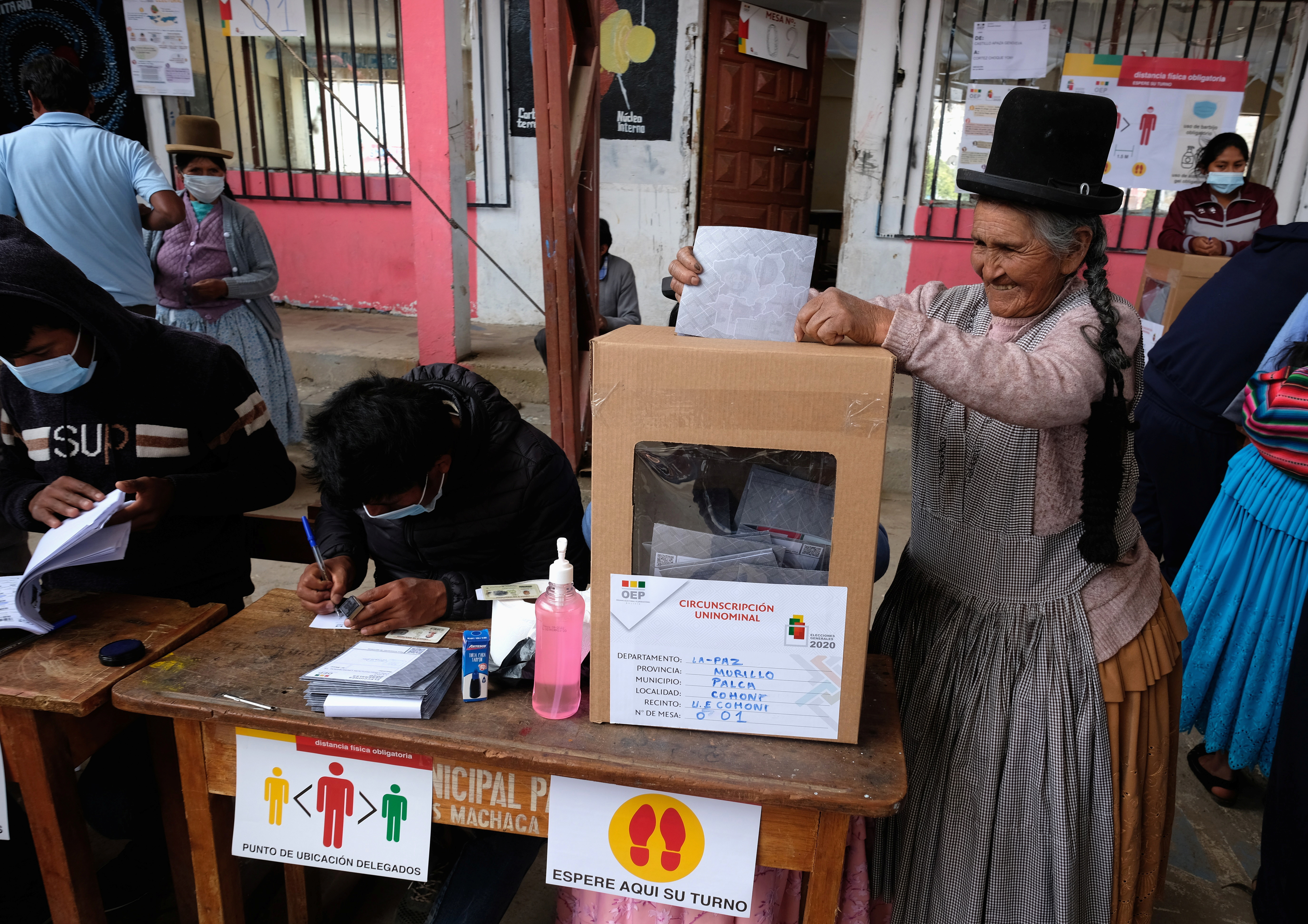 Una mujer emite su voto en Cohoni, Bolivia (REUTERS/Wara Vargas Lara)
