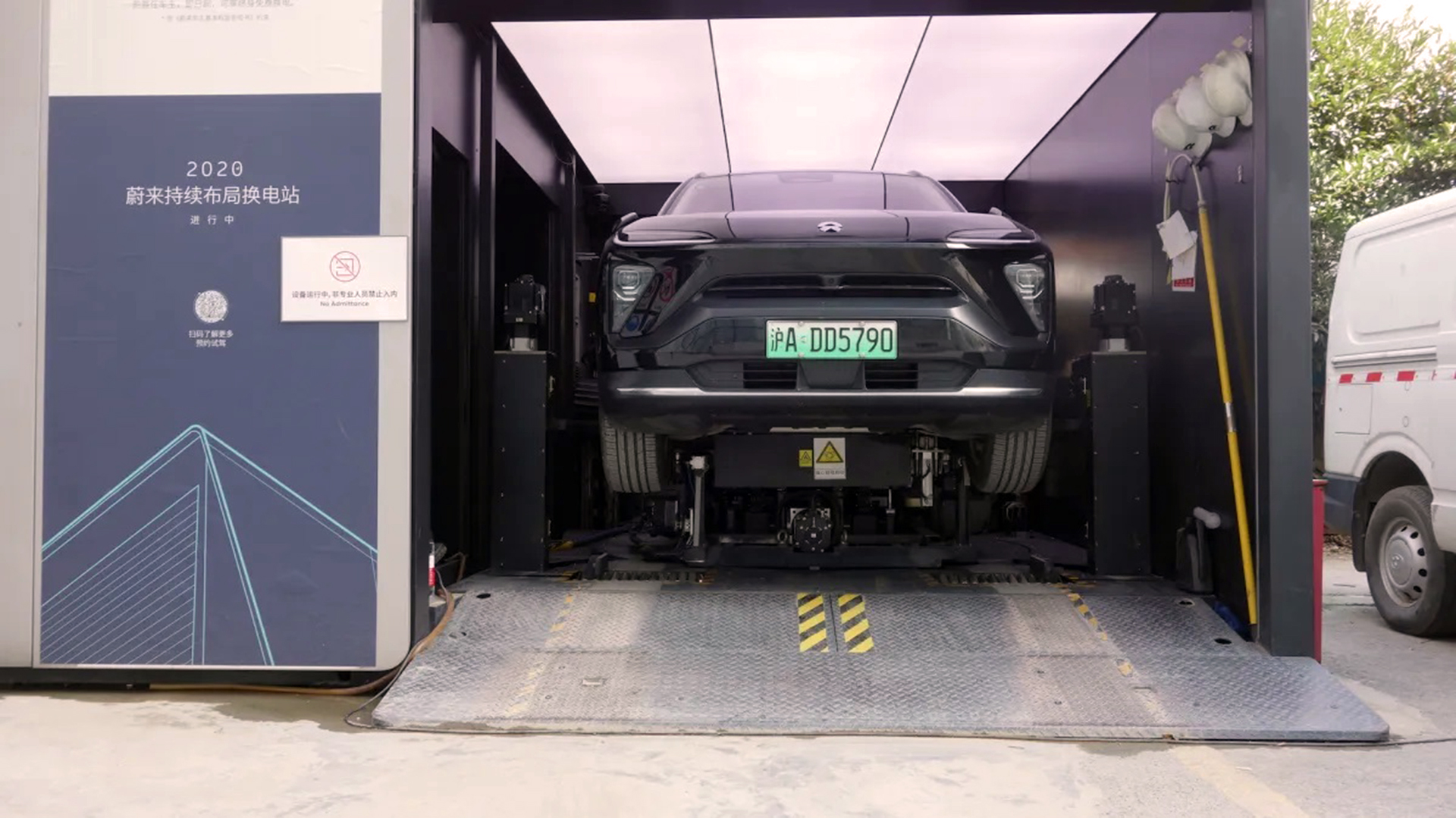 El auto entra a la estación, se eleva y cuatro robots cambian la batería por una completamente cargada en poco más de 5 minutos
