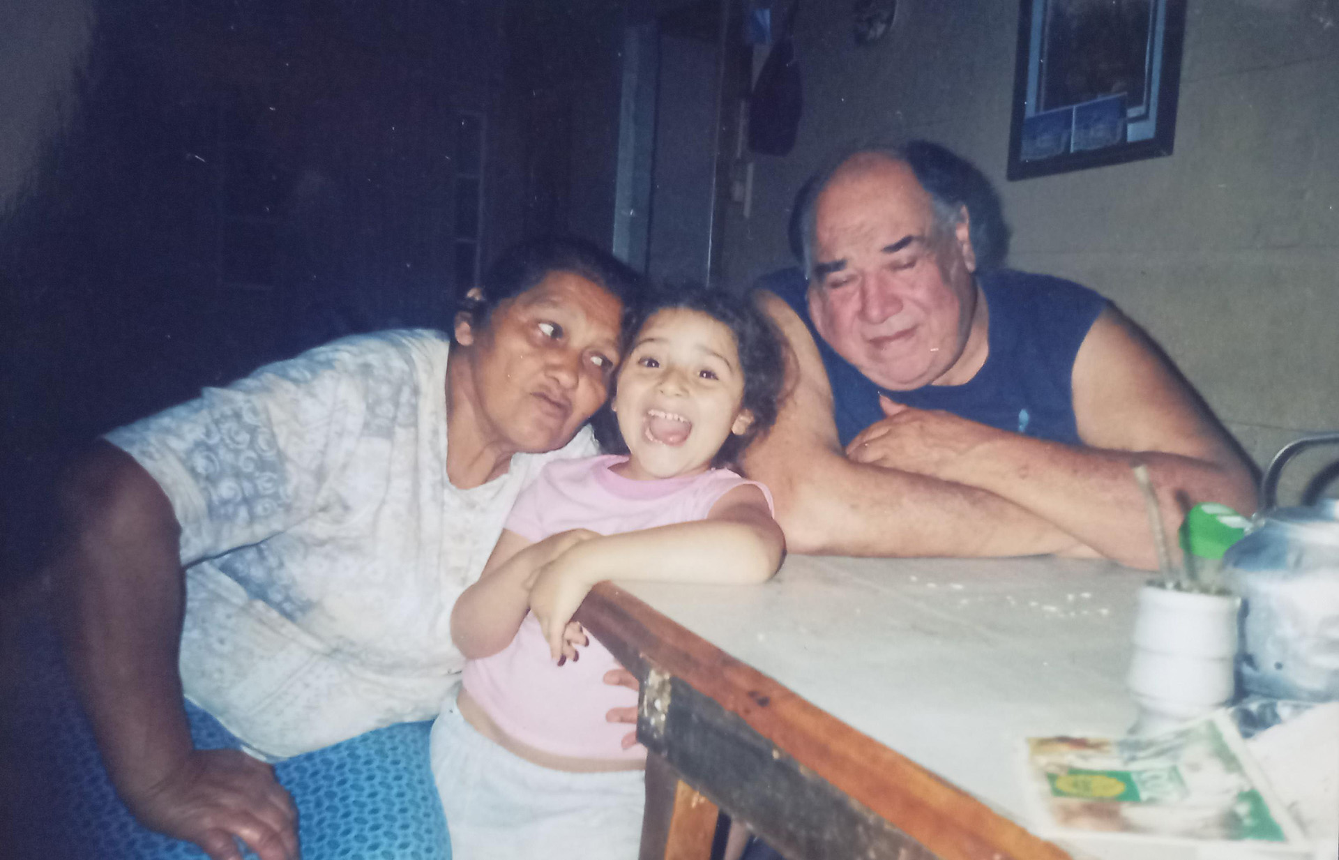 Dominga, su marido y una de sus nietas