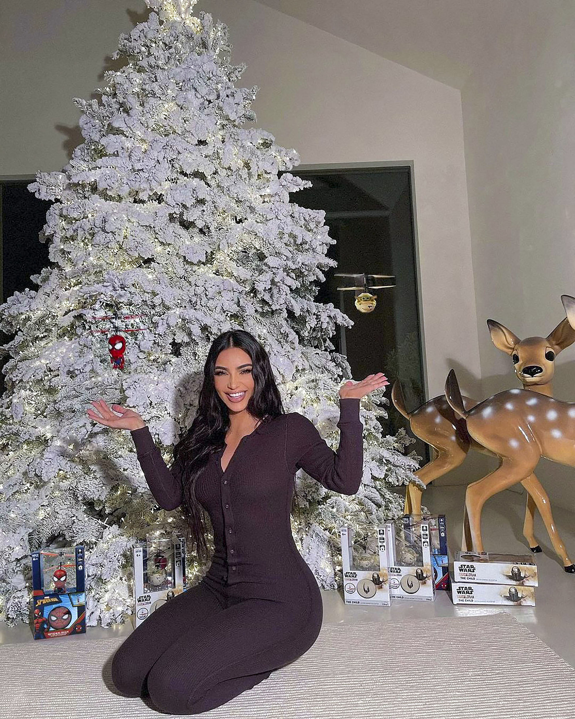 Kim y Kourtney Kardashian posaron junto a un árbol navideño gigante y ofrecieron consejos a otros padres sobre cómo comprar los regalos sin salir de casa