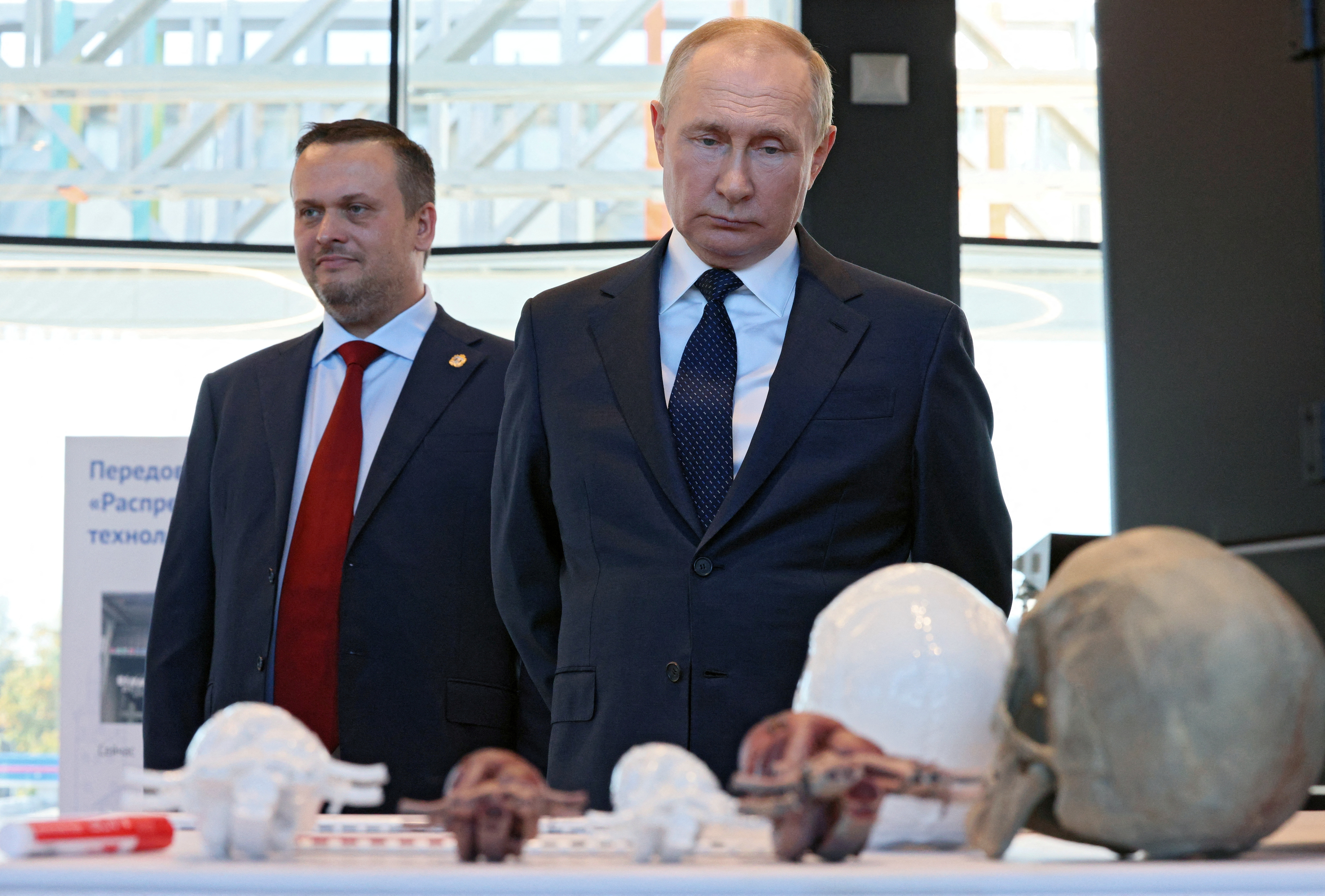 El jefe del régimen ruso, Vladimir Putin, durante una visita a Veliky Novgorod. Este miércoles anunció el envío de más tropas a Ucrania lo que desató protestas en todo el país (Reuters)