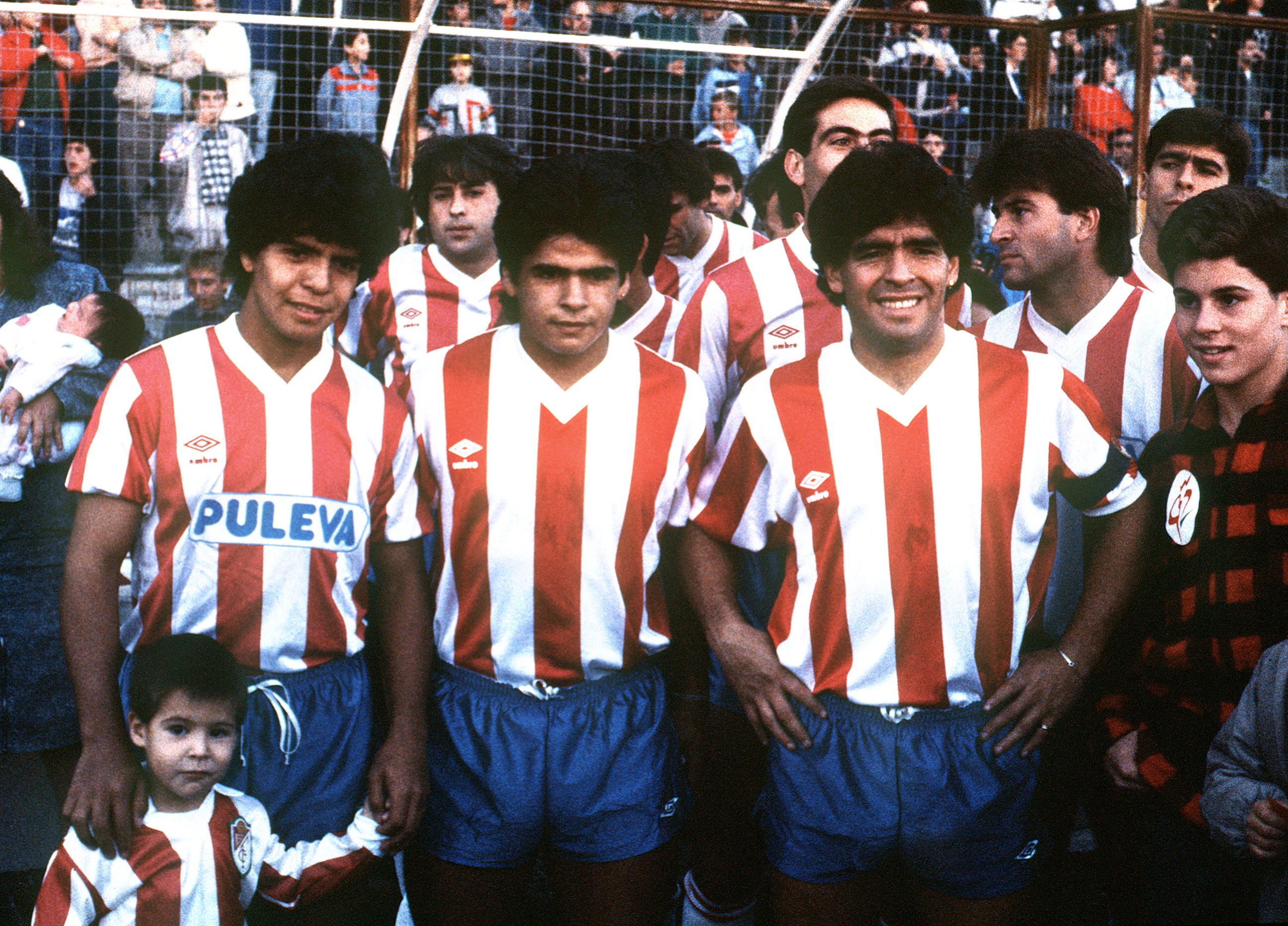 Para que el Granada pudiera comprar el pase de Lalo a Boca, Diego organizó un partido para recaudar plata. En ese partido jugaron los tres hermanos Maradona juntos.