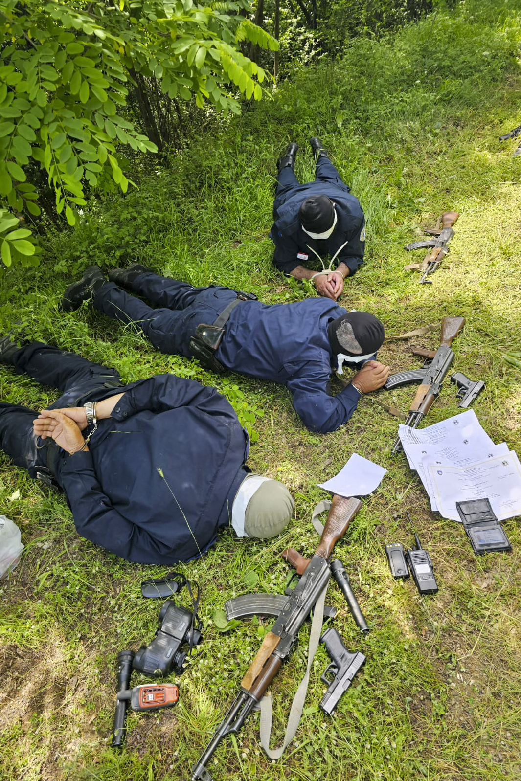 Tres policías de Kosovo capturados por policías serbios  (Ministerio serbio del Interior via AP)