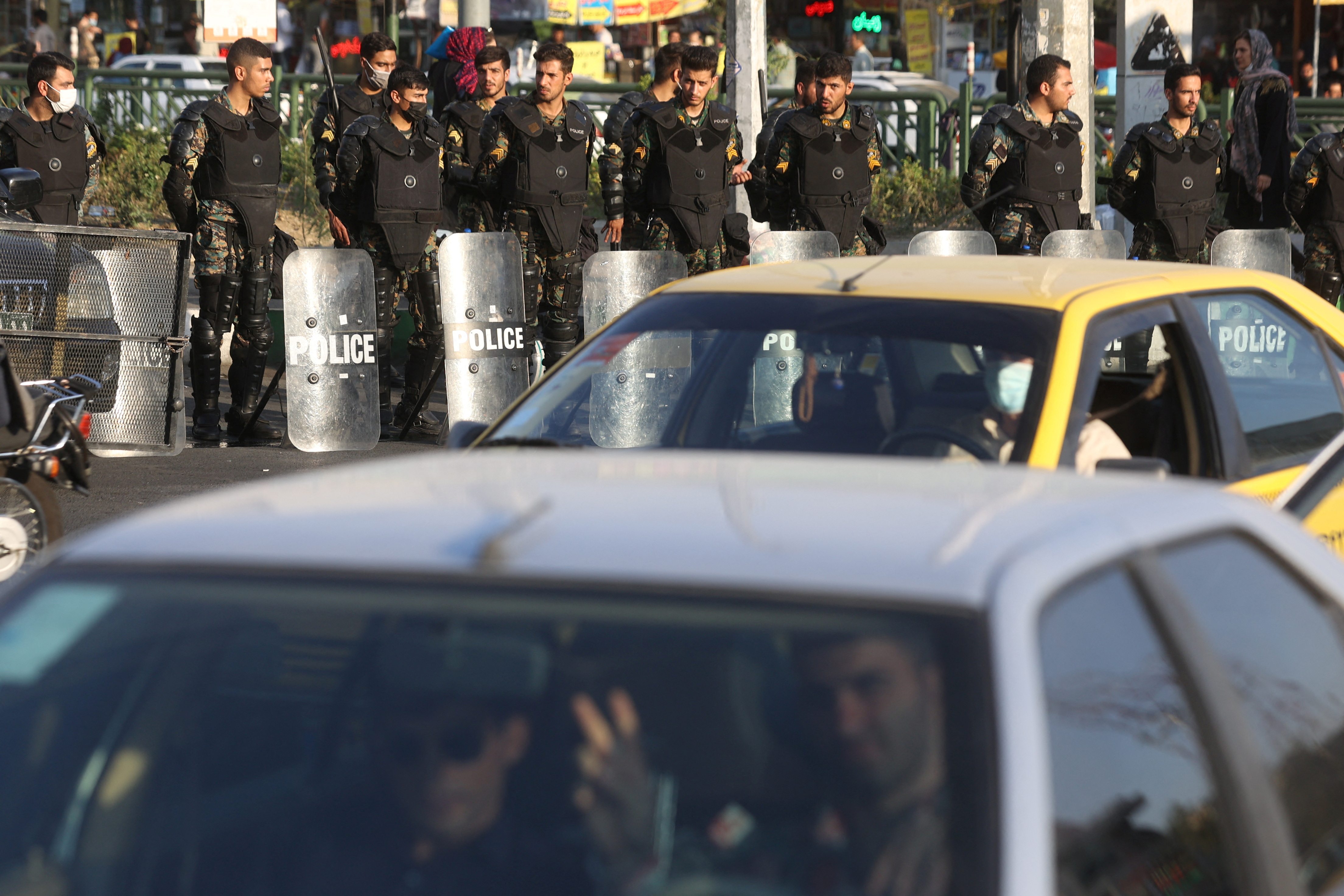 Fuerzas policiales antidisturbios de Irán en una calle de Teherán, Irán, 3 de octubre de 2022 (REUTERS)