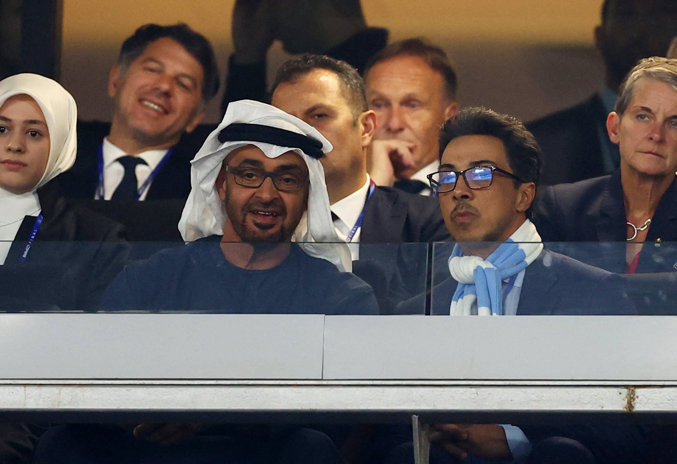 Sheikh Mansour con la bufanda del Manchester City (Foto: Reuters/Molly Darlington)