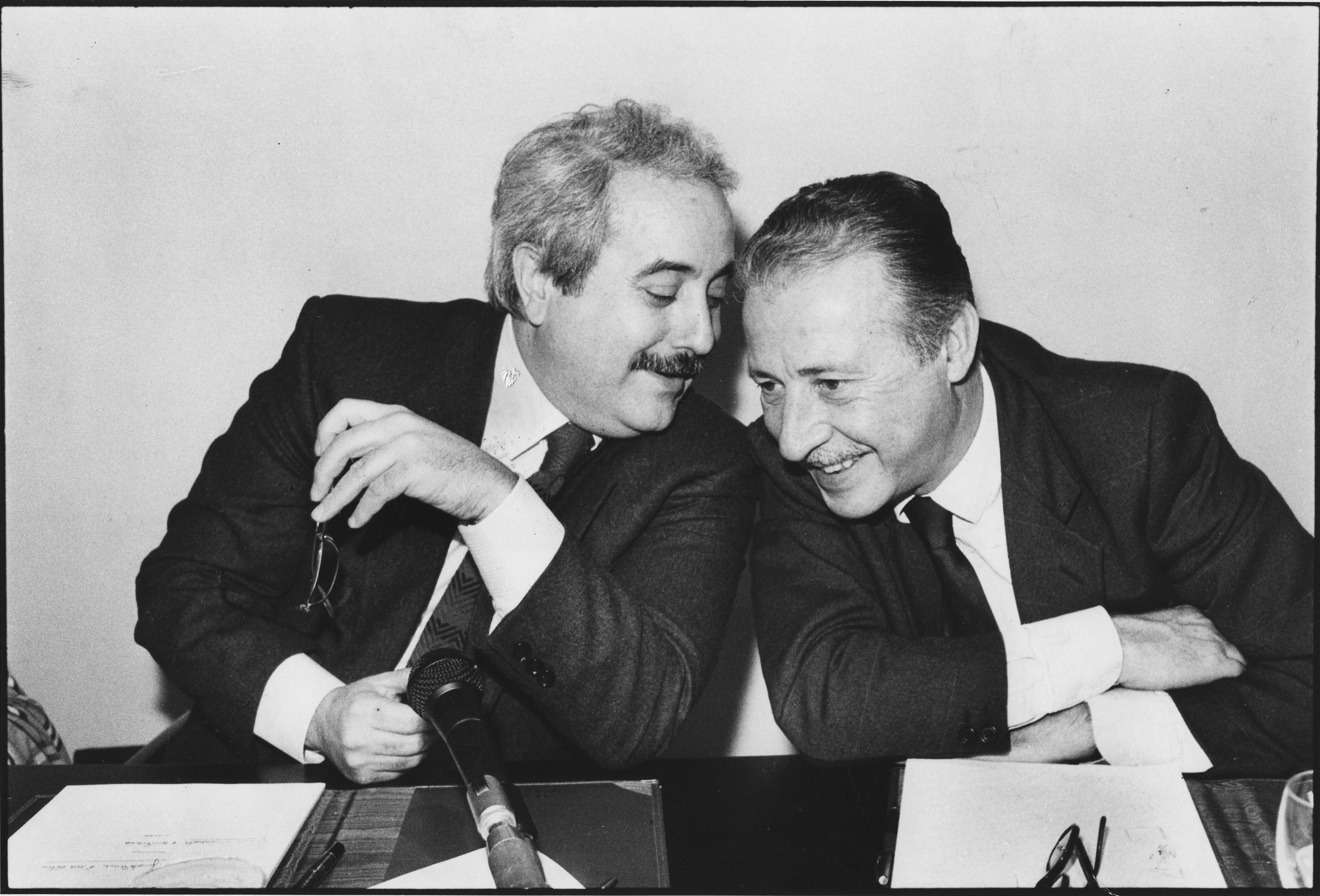 Paolo Borsellino (a destra) e Giovanni Falcone (a sinistra), colleghi e amici d'infanzia, sono stati la coppia più simbolica di giudici antimafia in Italia.  Entrambi sono stati uccisi negli attacchi a Cosa Nostra nel 1992.