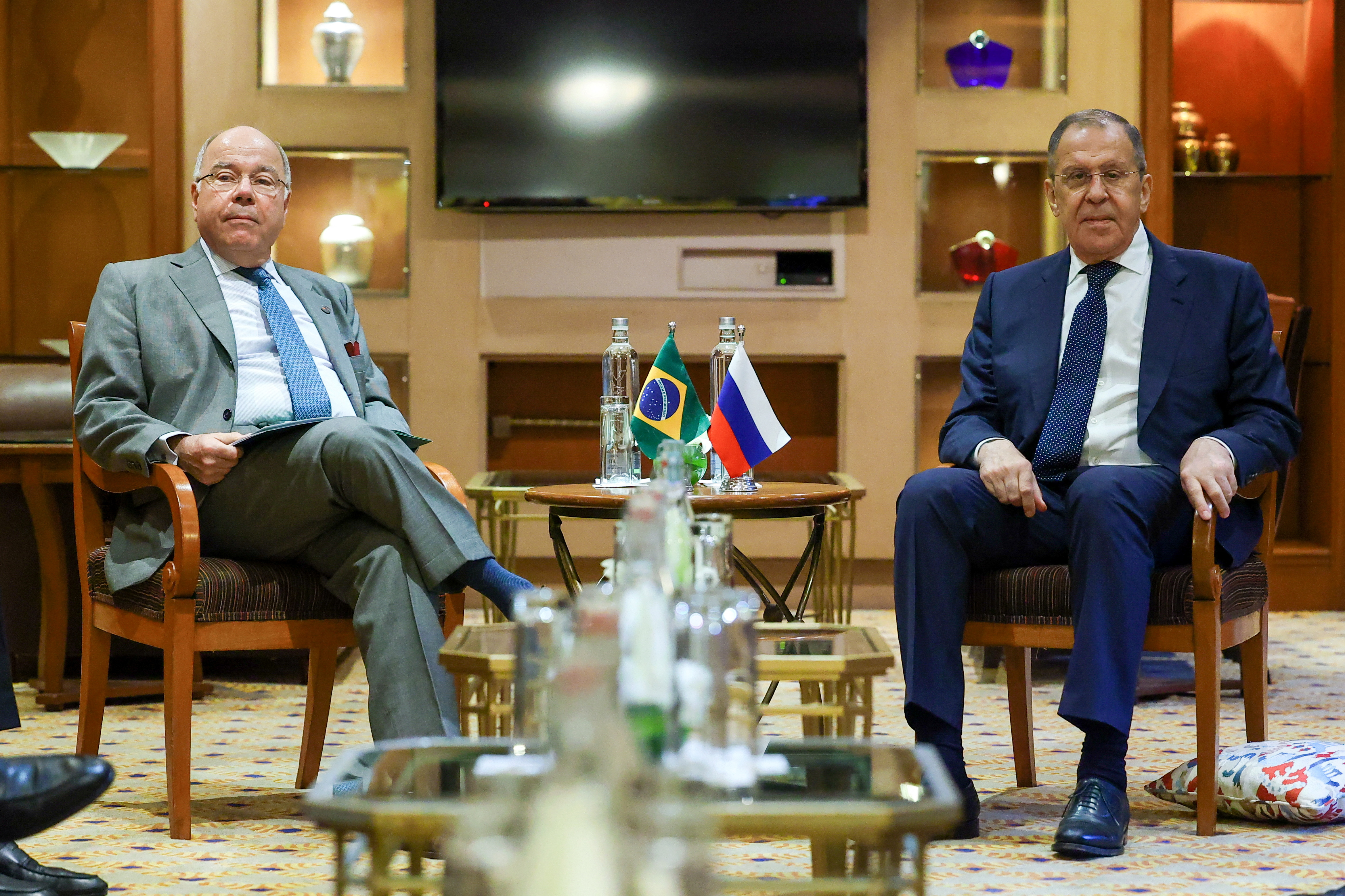 El ministro de Asuntos Exteriores de Rusia, Sergei Lavrov, se reúne con el ministro de Asuntos Exteriores de Brasil, Mauro Vieira, al margen de la reunión de ministros de Asuntos Exteriores del G20 en Nueva Delhi, India, 1 de marzo de 2023 (Reuters)