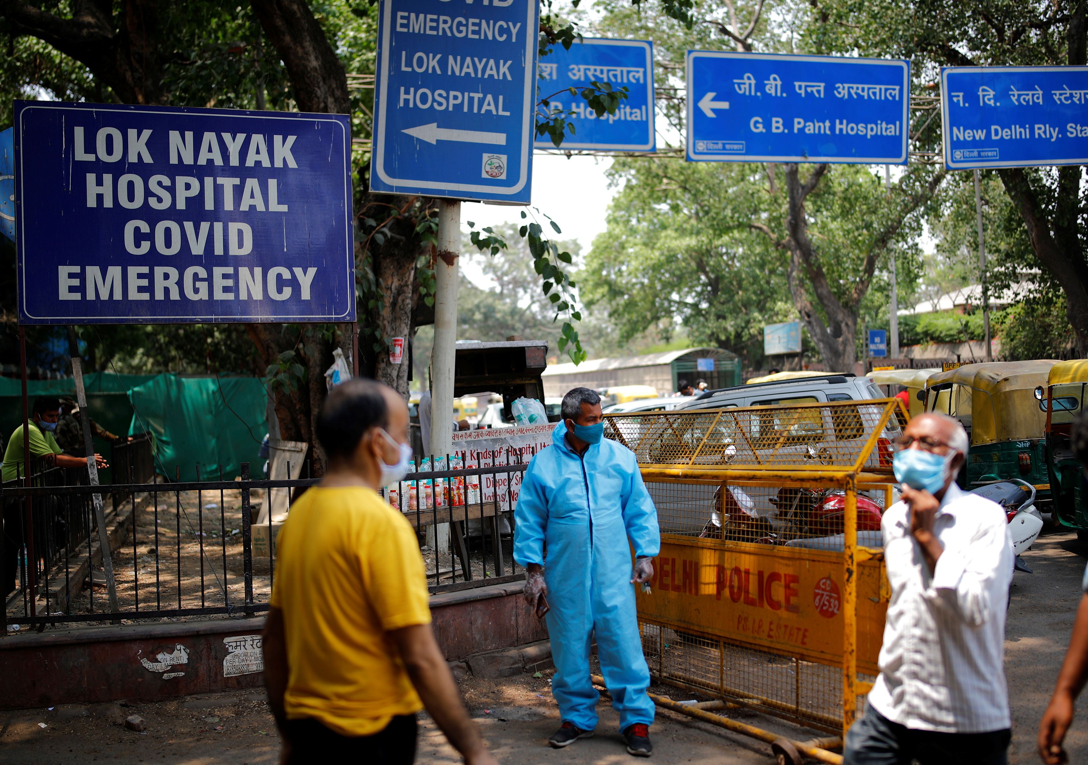 Raj Kumar, de 42 años, conductor de una ambulancia preparada para trasladar a personas que padecen la enfermedad del coronavirus (COVID-19) y sus familiares de forma gratuita, espera a los pasajeros frente al Hospital Lok Nayak Jai Prakash Narayan (LNJP). India 6 de mayo de 2021. REUTERS / Adnan Abidi. Foto de archivo
