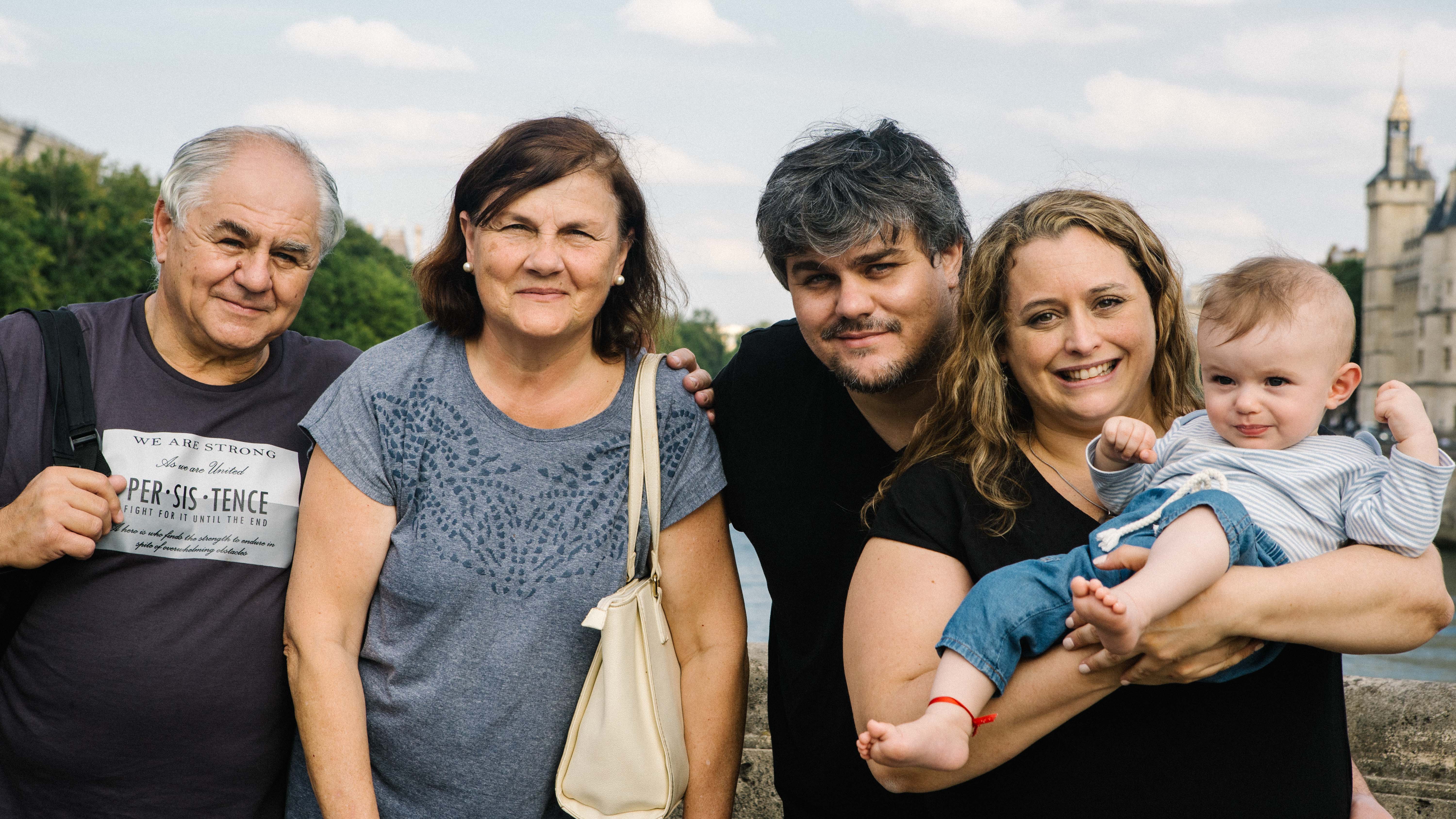 La familia Cayrol en Paris, la doctora Cayrol con sus suegros, marido y el  hermoso y pequeño bebé de 8 meses. Todos muy orgullosos y apoyando a Florencia 