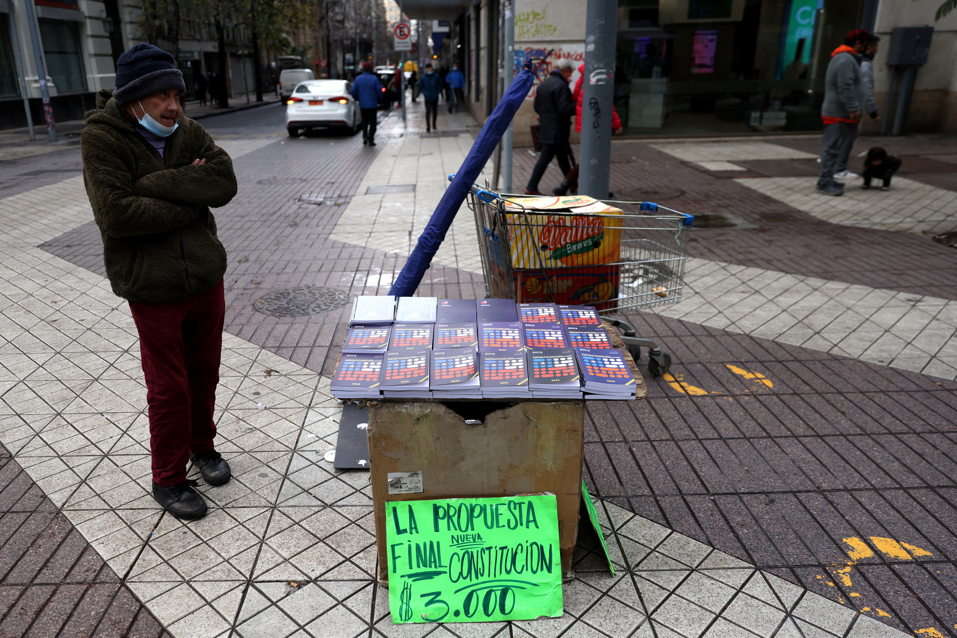 El texto es ofrecido por vendedores ambulantes (Reuters)