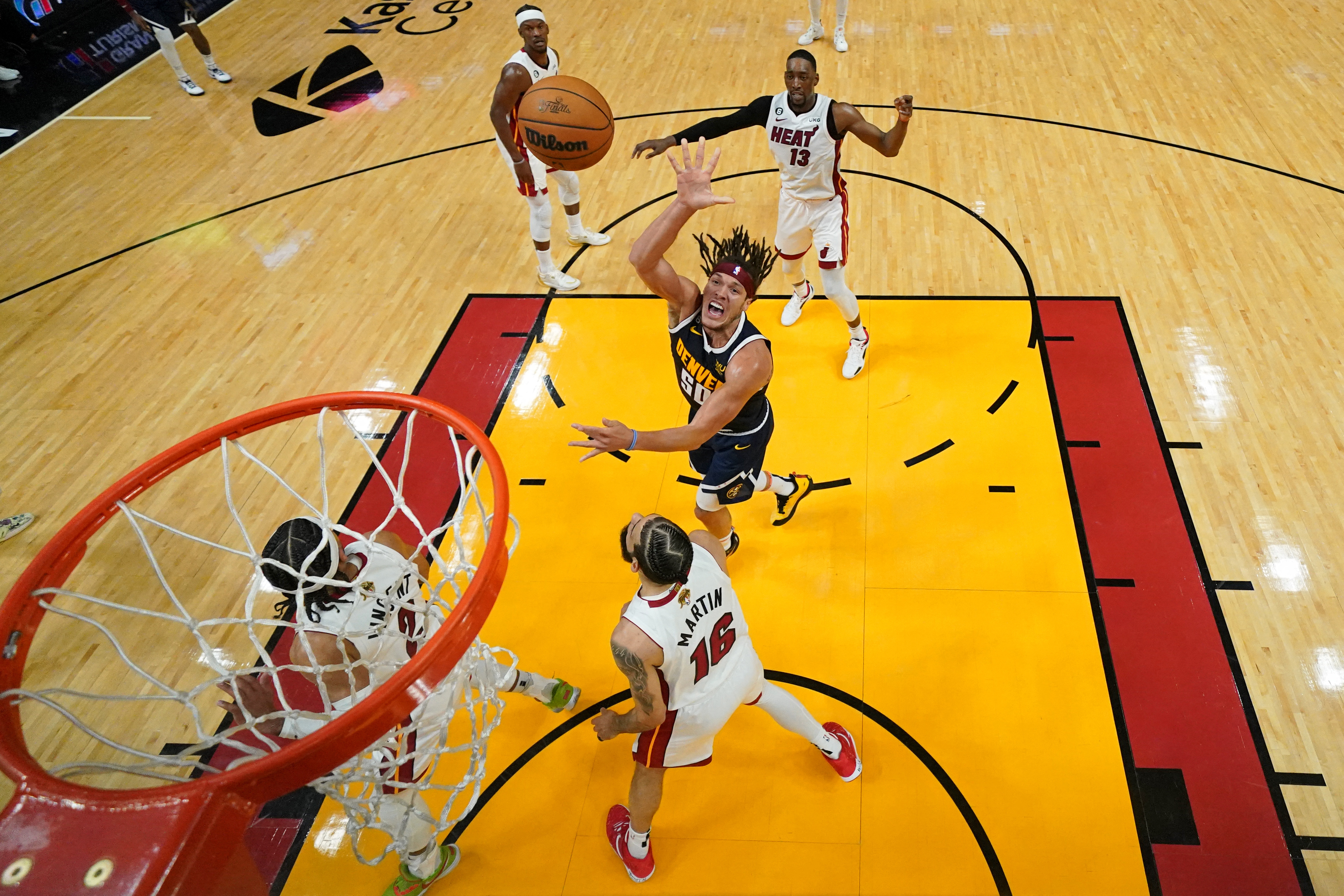Aaron Gordon (50) convierte ante la mirada de la defensa de Miami Heat durante el primer cuarto