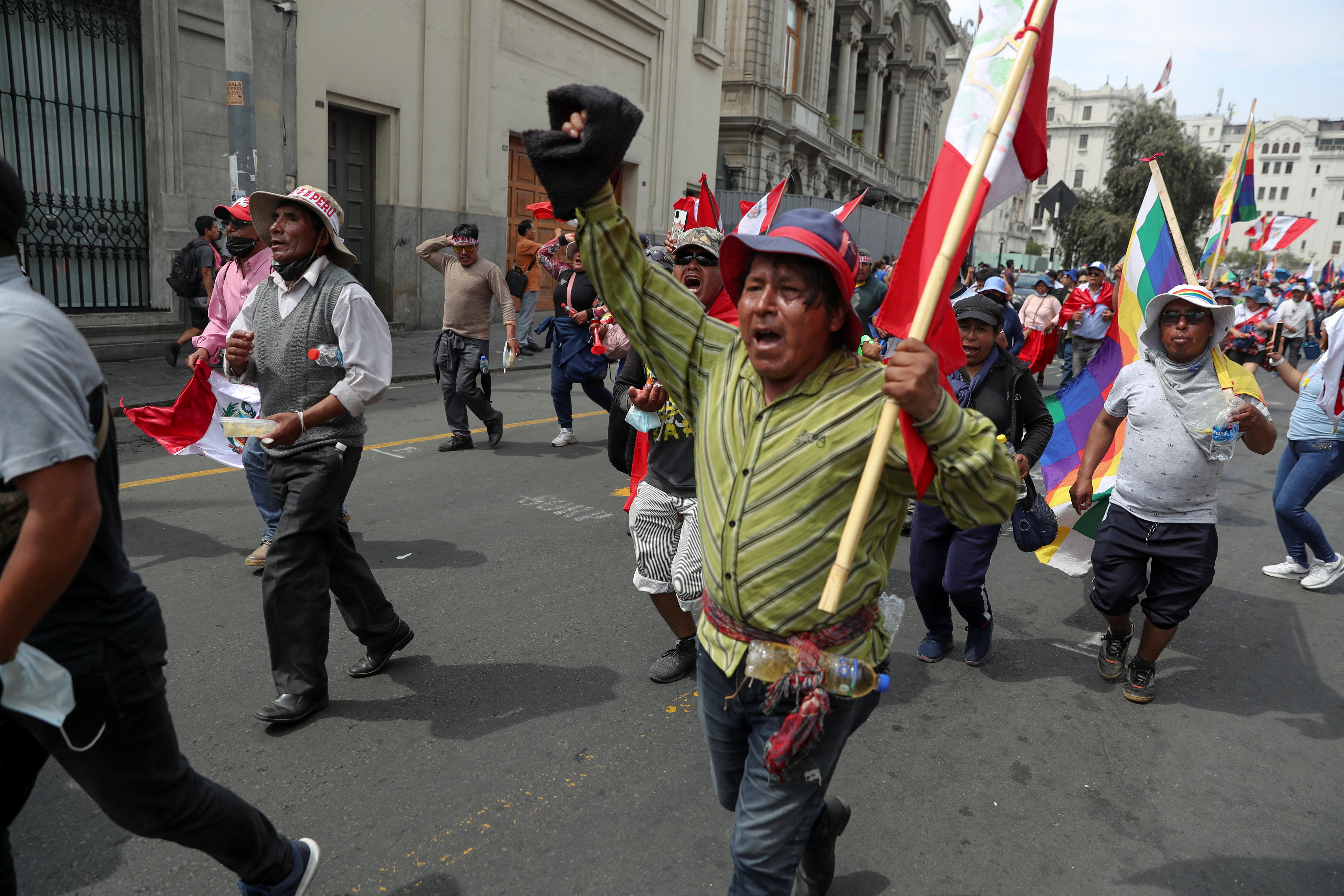 Manifestantes de Puno, Cusco, Arequipa y de otras regiones llegaron hoy a Lima para participar de la Toma de Lima. REUTERS/Sebastian Castaneda