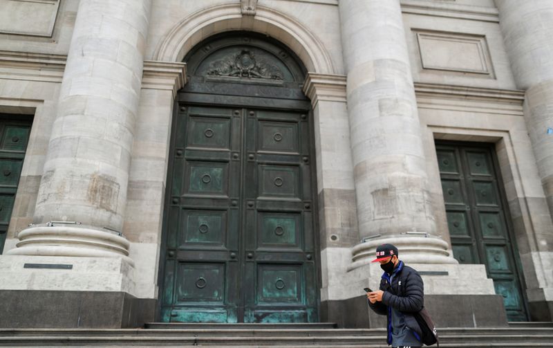 Foto de archivo - Un hombre camina con su mascara de protección contra el COVID-19 frente a la casa central del Banco de la Nación Argentina, en Buenos Aires.  May 21, 2020. REUTERS/Agustin Marcarian
