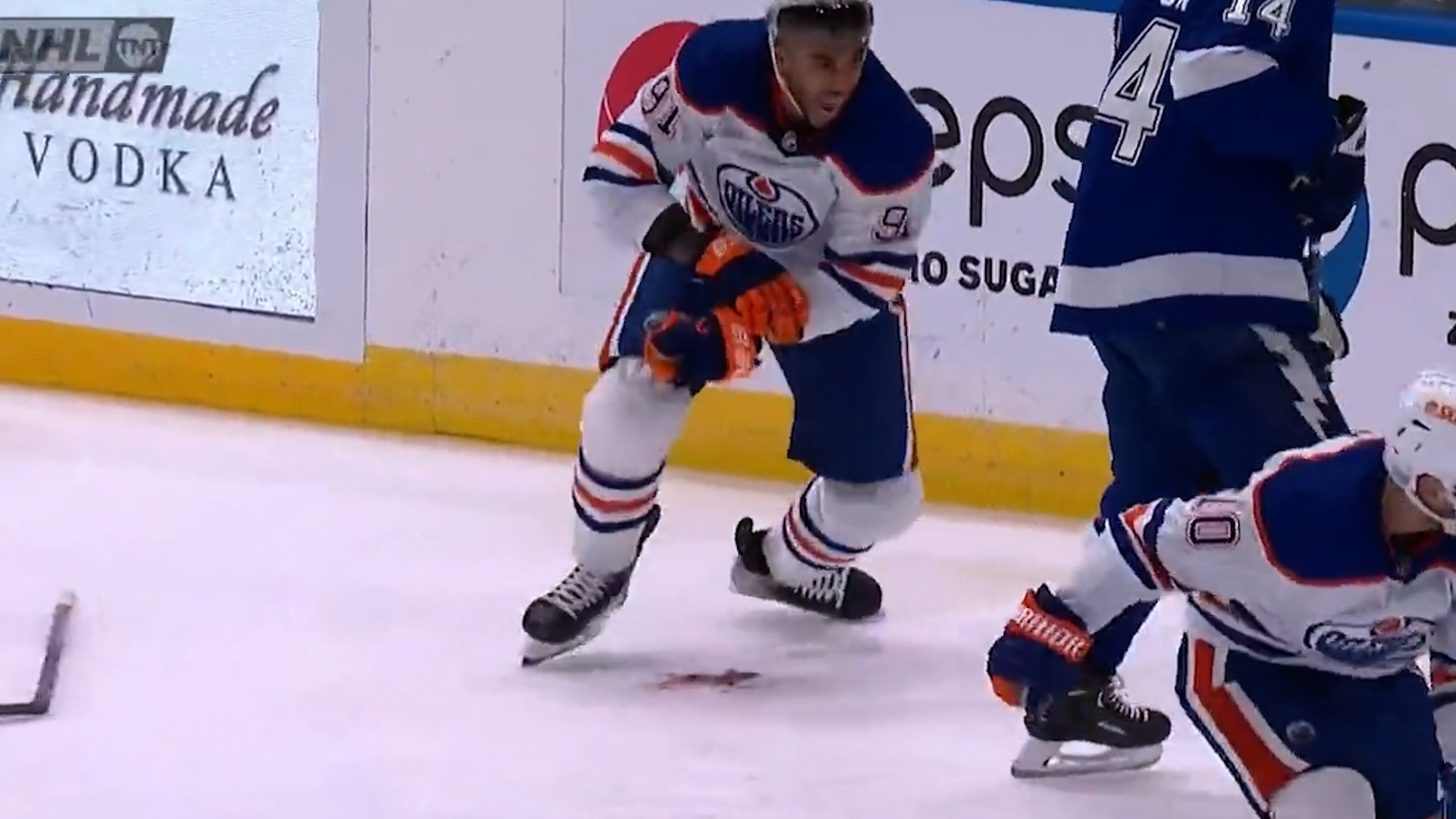 Un jugador de la NHL sufrió un espeluznante corte en una de sus muñecas y tuvo que ser hospitalizado