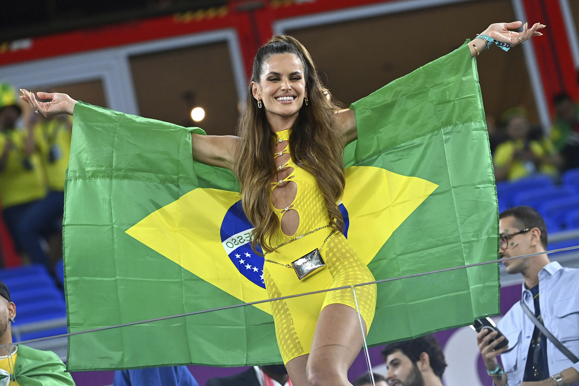 Izabel Goulart, la novia de Kevin Trapp, es fanática de la selección de fútbol de Brasil y fue captada antes del partido por los octavos de final del mundial de Qatar en el que la "canarinha" venció a Corea del Sur