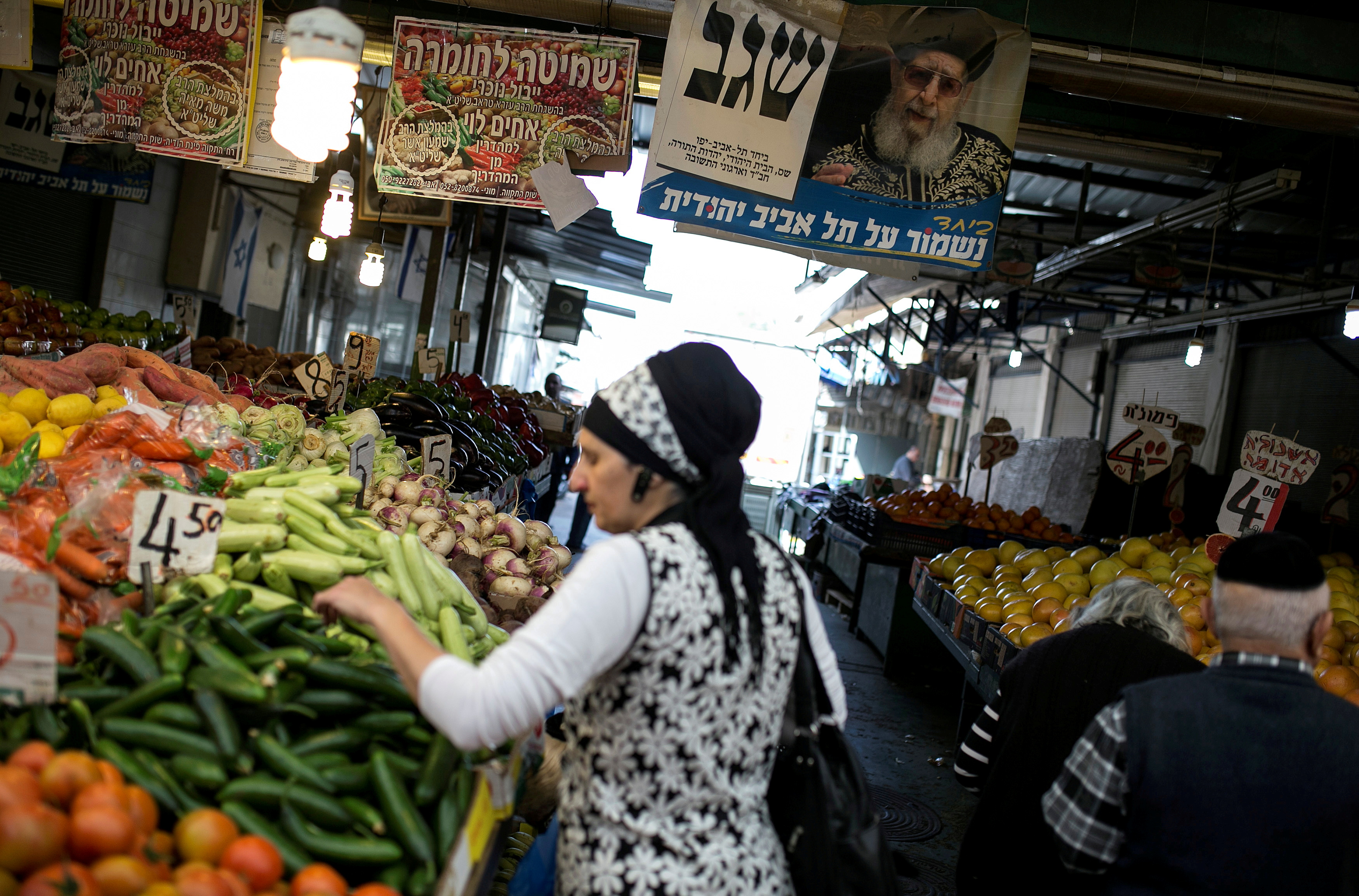 FOTO DE ARCHIVO: Una mujer judía religiosa compra verduras en un mercado en Tel Aviv (REUTERS/Baz Ratner)
